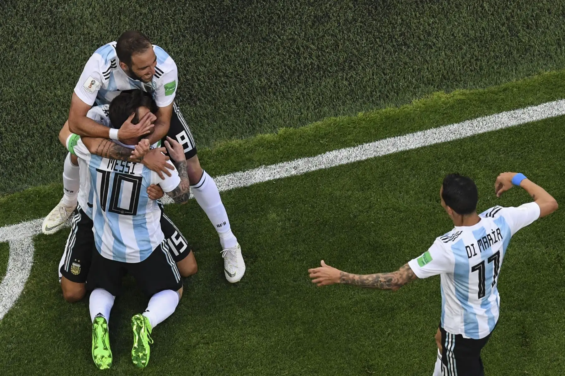 El delantero argentino Lionel Messi (# 10) celebra su gol con sus compañeros durante el partido de fútbol del Grupo D de la Copa Mundial Rusia 2018 entre Nigeria y Argentina en el Estadio de San Petersburgo el 26 de junio de 2018. / AFP