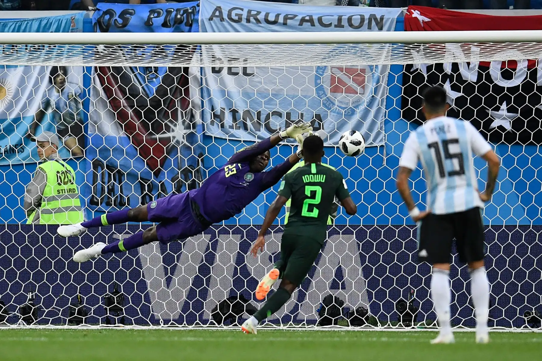 El arquero de Nigeria Francis Uzoho (izq.) Se lanza para salvar durante el partido de fútbol del Grupo D de la Copa Mundial Rusia 2018 entre Nigeria y Argentina en el estadio de San Petersburgo el 26 de junio de 2018. / AFP