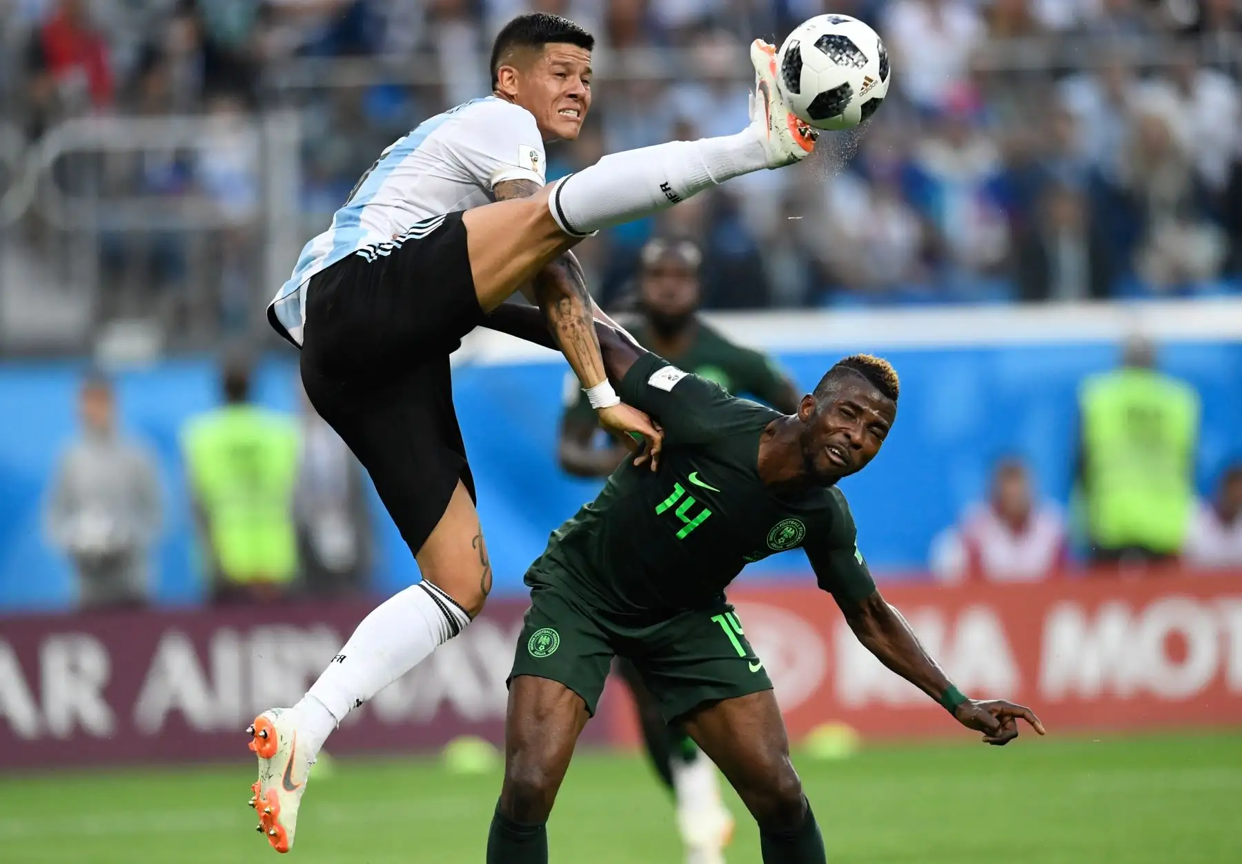 El defensa argentino Marcos Rojo (L) compite por el balón con el alero nigeriano Kelechi Iheanacho durante el partido de fútbol del Grupo D de la Copa Mundial Rusia 2018 entre Nigeria y Argentina en el estadio San Petersburgo de San Petersburgo el 26 de junio de 2018. / AFP