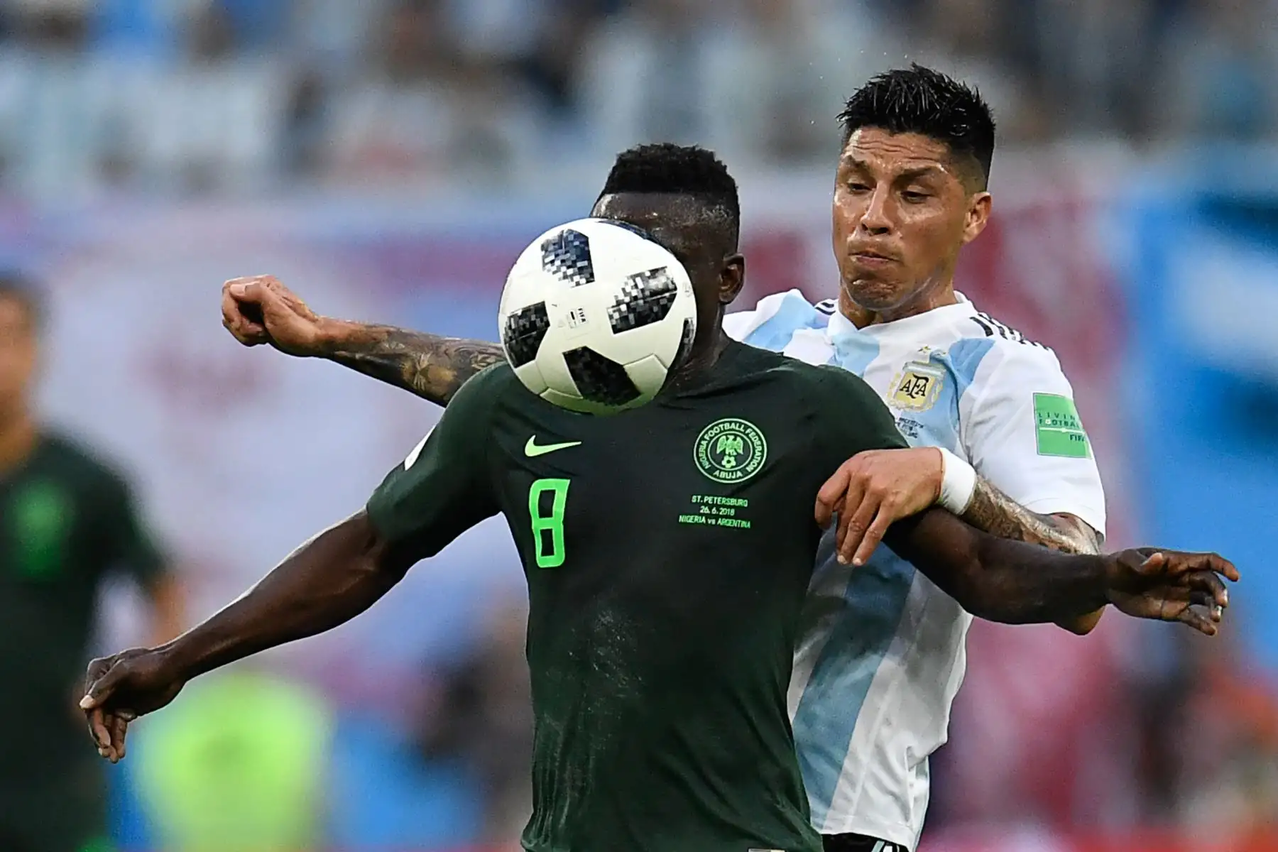 El centrocampista argentino Enzo Pérez (R) marca al mediocampista de Nigeria Oghenekaro Etebo durante el partido de fútbol del Grupo D de la Copa Mundial Rusia 2018 entre Nigeria y Argentina en el Estadio de San Petersburgo el 26 de junio de 2018. / AFP
