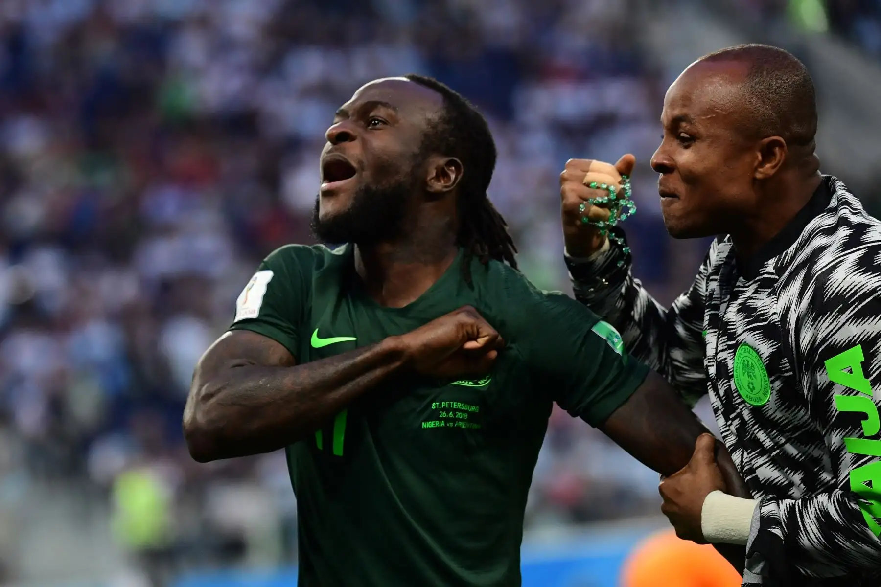 El delantero de Nigeria Victor Moses celebra anotar un penalizador para igualar durante el partido de fútbol del Grupo D de la Copa Mundial Rusia 2018 entre Nigeria y Argentina en el Estadio de San Petersburgo en San Petersburgo el 26 de junio de 2018. / AFP