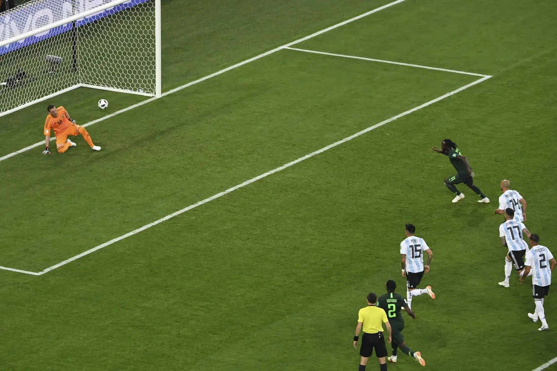 El delantero de Nigeria Victor Moses (top-R) corre en celebración después de anotar contra el arquero argentino Franco Armani (L) durante el partido de fútbol del Grupo D de la Copa Mundial Rusia 2018 entre Nigeria y Argentina en el estadio de San Petersburgo el 26 de junio de 2018. / AFP