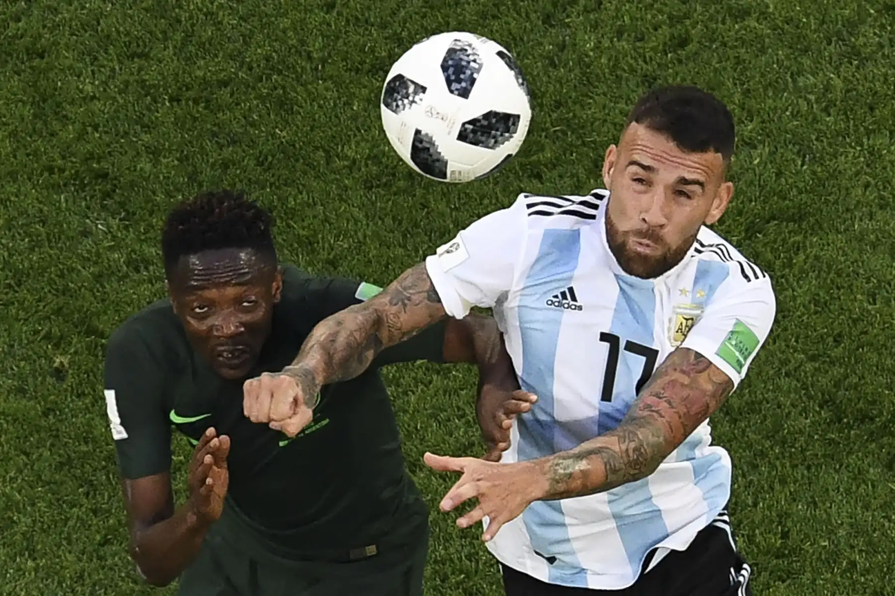 El delantero de Nigeria Ahmed Musa (L) y el defensor de Argentina Nicolas Otamendi compiten por el balón durante el partido de fútbol del Grupo D de la Copa Mundial Rusia 2018 entre Nigeria y Argentina en el estadio de San Petersburgo el 26 de junio de 2018. / AFP