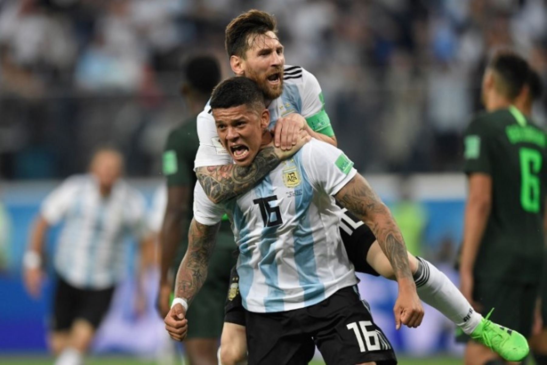 Marco Rojo anota el 2-1 de Argentina, que le permite clasificar a octavos de final