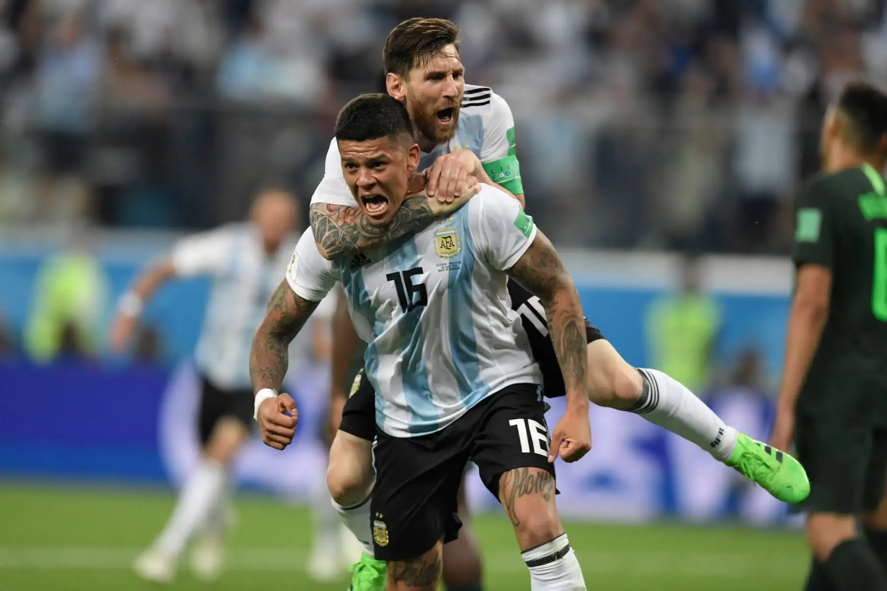El defensa argentino Marcos Rojo (inferior) celebra su gol con el delantero argentino Lionel Messi durante el partido de fútbol del Grupo D de la Copa Mundial Rusia 2018 entre Nigeria y Argentina en el estadio San Petersburgo de San Petersburgo el 26 de junio de 2018. / AFP