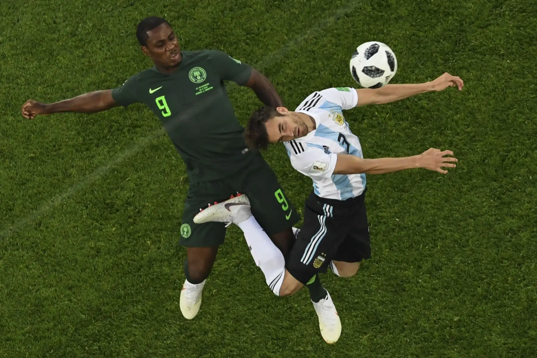 El delantero de Nigeria Odion Jude Ighalo (L) y el defensa argentino Nicolas Tagliafico compiten por el balón durante el partido de fútbol del Grupo D de la Copa Mundial Rusia 2018 entre Nigeria y Argentina en el Estadio de San Petersburgo en San Petersburgo el 26 de junio de 2018. / AFP