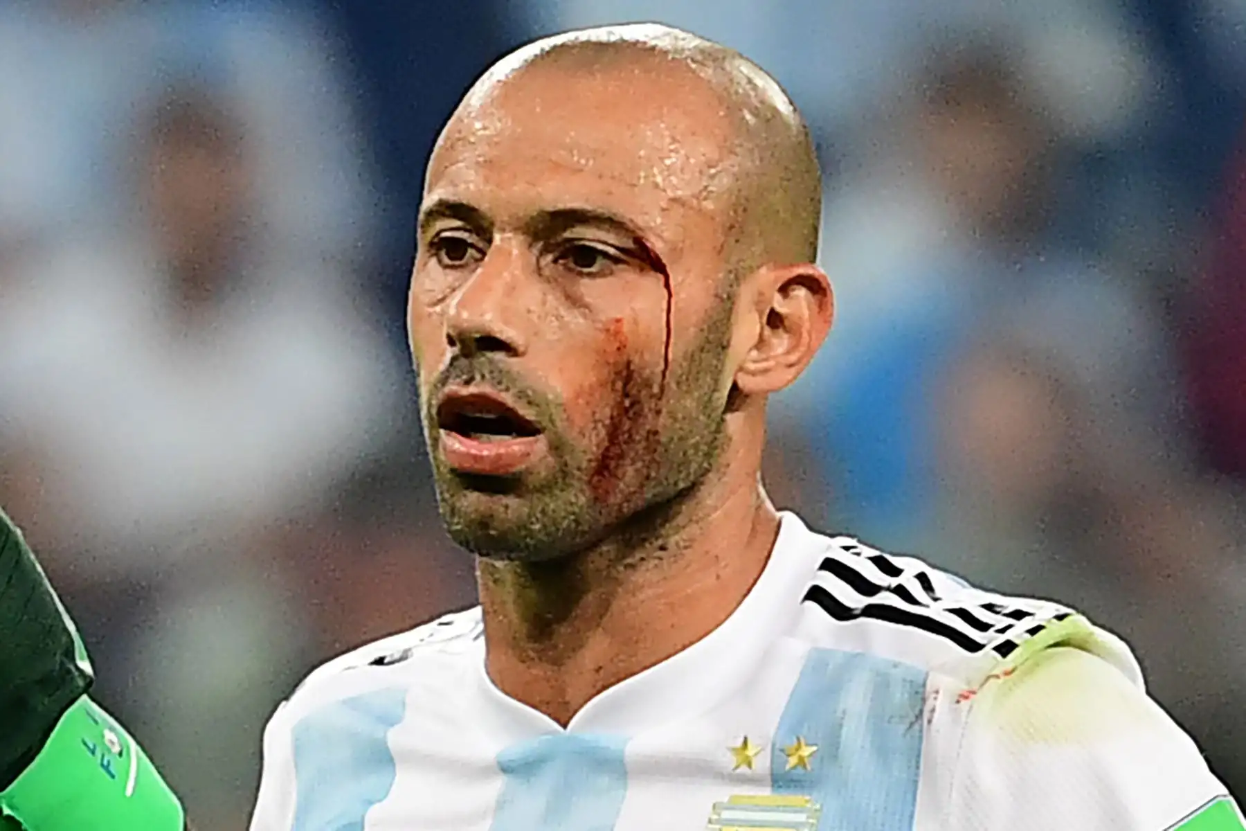 El centrocampista argentino Javier Mascherano habla con el árbitro turco Cuneyt Cakir (no en el cuadro) durante el partido de fútbol del Grupo D de la Copa Mundial Rusia 2018 entre Nigeria y Argentina en el estadio San Petersburgo de San Petersburgo el 26 de junio de 2018. / AFP