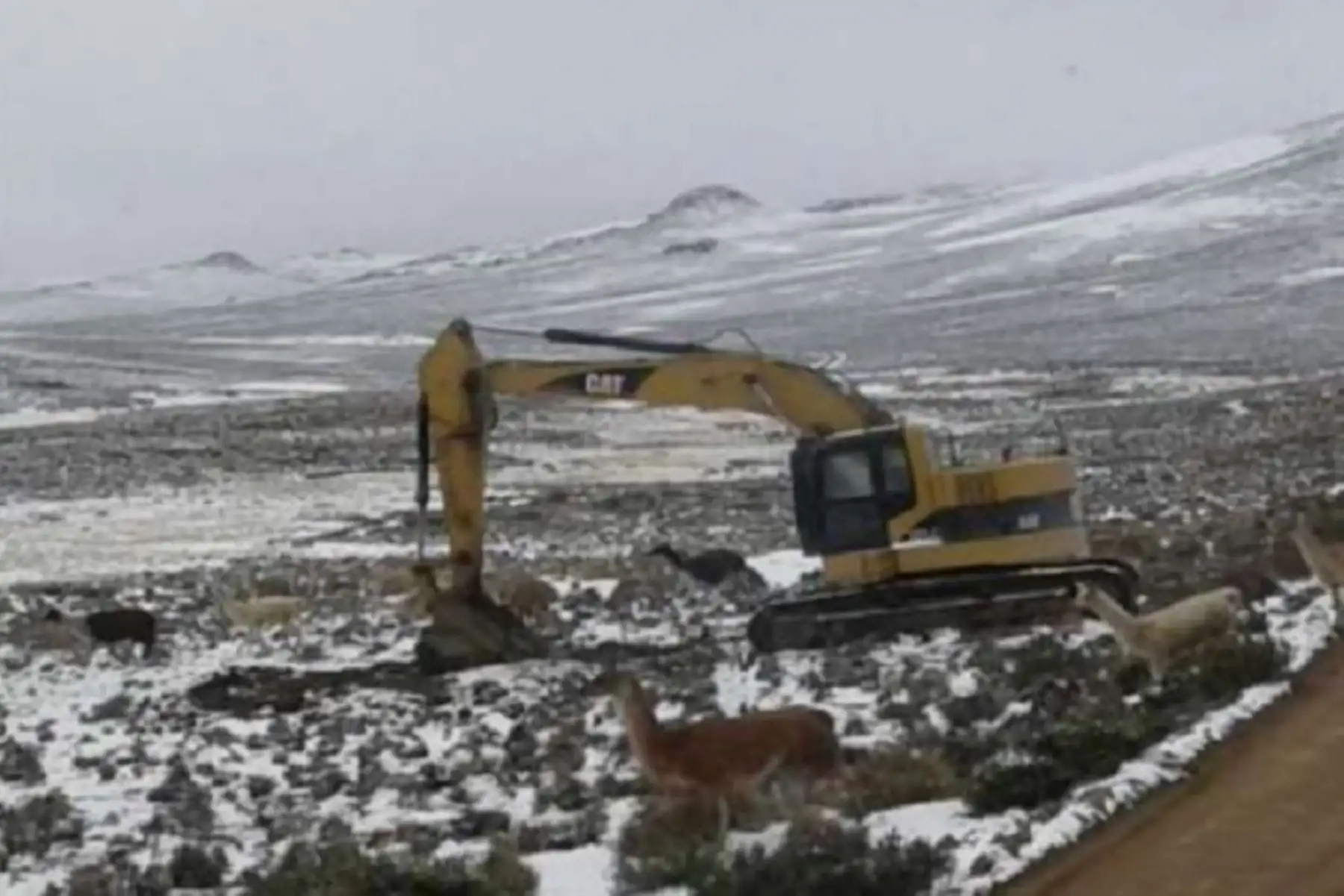 Personal de la Municipalidad Distrital de Chojata, en la provincia General Sánchez Cerro,región Moquegua, realiza trabajos de mantenimiento en las vías de comunicación que presentan daños a causa de las nevadas que se registran en esa zona.