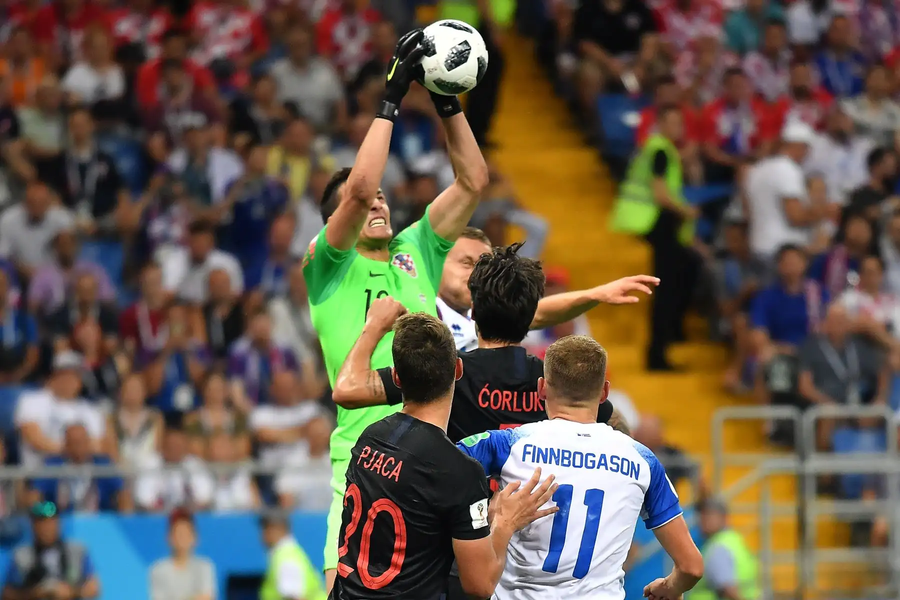 El portero de Croacia Lovre Kalinic (L) hace un salvamento durante el partido de fútbol del Grupo D de la Copa Mundial Rusia 2018 entre Islandia y Croacia en Rostov Arena en Rostov-On-Don el 26 de junio de 2018. / AFP