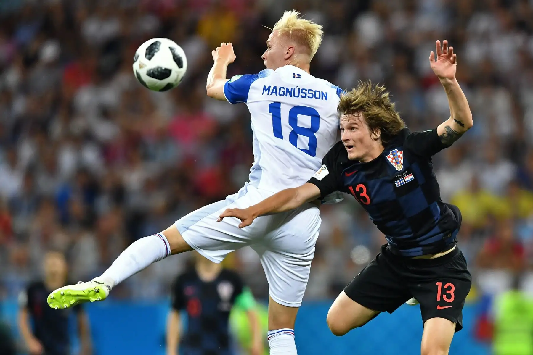 El defensor islandés Hordur Magnusson (L) compite con el defensa croata Tin Jedvaj durante el partido de fútbol del Grupo D de la Copa Mundial Rusia 2018 entre Islandia y Croacia en el Rostov Arena en Rostov-On-Don el 26 de junio de 2018. / AFP