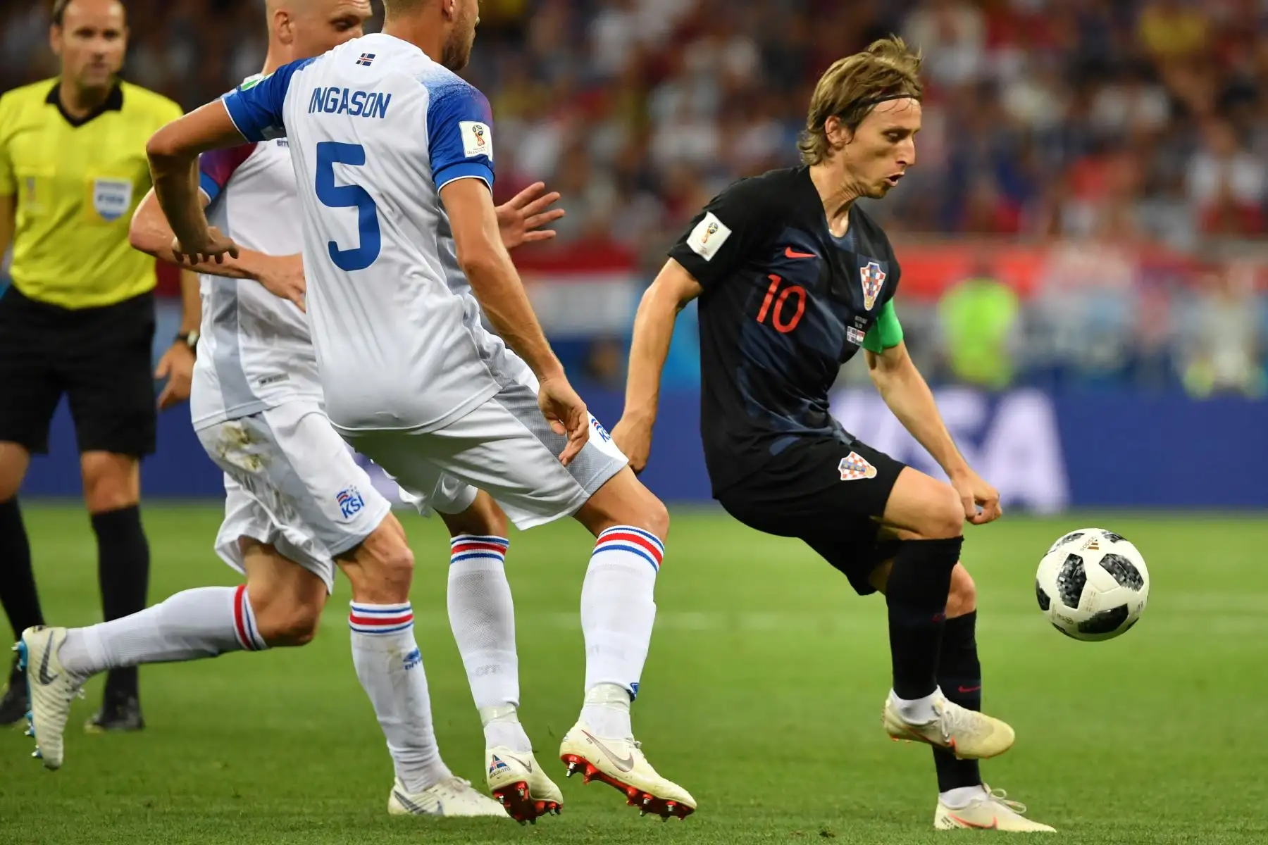 El centrocampista croata Luka Modric controla el balón durante el partido de fútbol del Grupo D de la Copa Mundial Rusia 2018 entre Islandia y Croacia en el Rostov Arena en Rostov-On-Don el 26 de junio de 2018. / AFP
