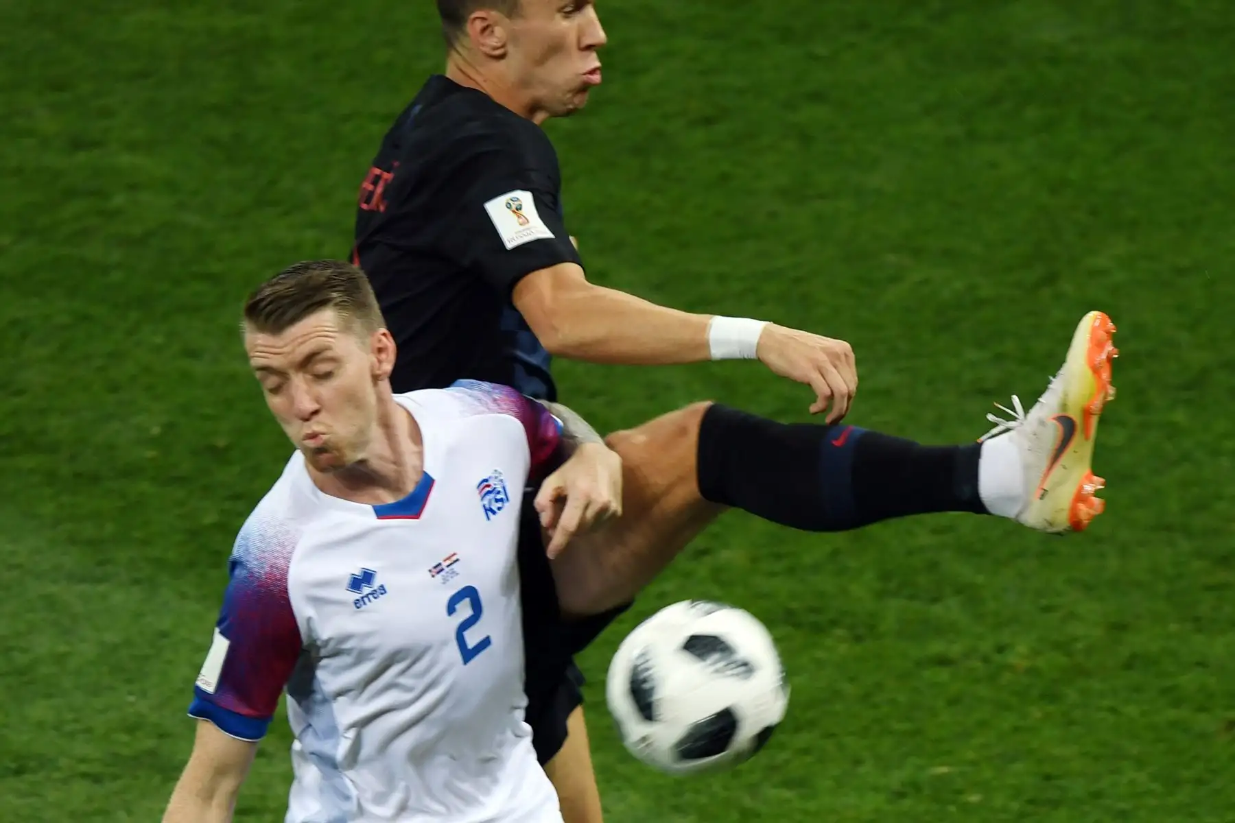 delantero croata Ivan Perisic (espalda) reta al defensor croata Sime Vrsaljko durante el partido de fútbol del Grupo D de la Copa Mundial Rusia 2018 entre Islandia y Croacia en el Rostov Arena en Rostov-On-Don el 26 de junio de 2018. / AFP