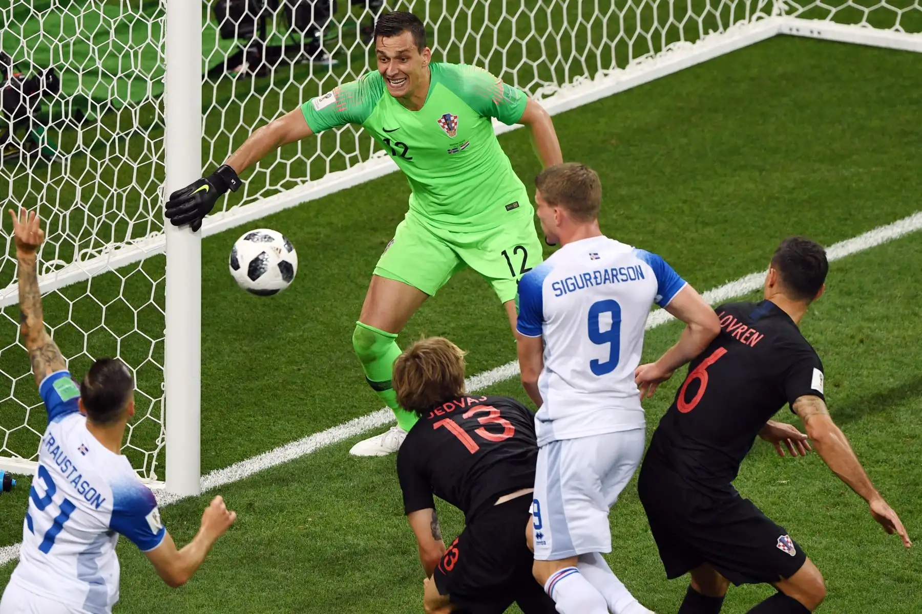 El portero de Croacia Lovre Kalinic (C) se prepara para detener un tiro a puerta durante el partido de fútbol del Grupo D de la Copa Mundial Rusia 2018 entre Islandia y Croacia en el Rostov Arena en Rostov-On-Don el 26 de junio de 2018. / AFP