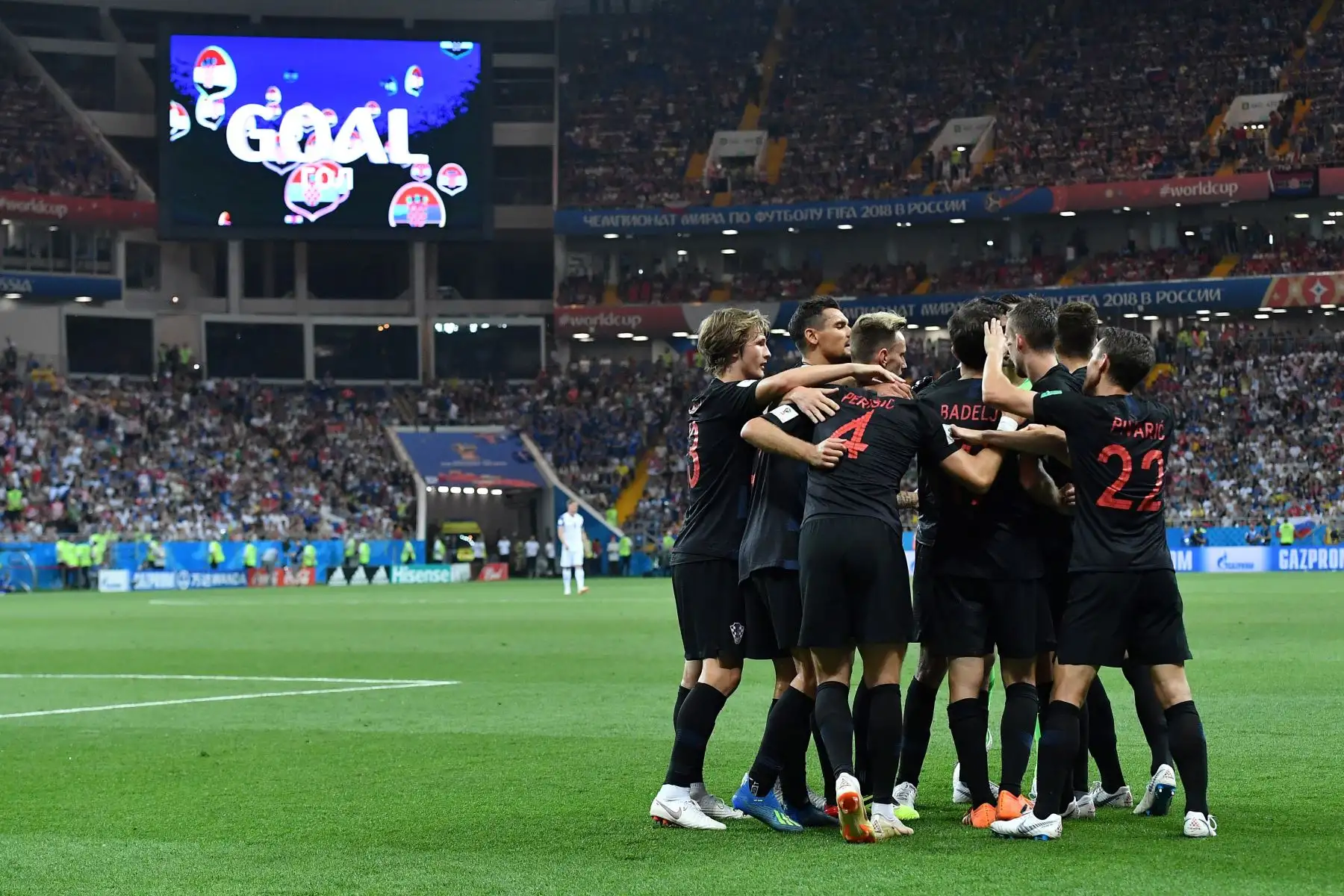 El delantero de Croacia Ivan Perisic (4) es felicitado por sus compañeros después de anotar el segundo gol de su equipo durante el partido de fútbol del Grupo D de la Copa Mundial Rusia 2018 entre Islandia y Croacia en el Rostov Arena en Rostov-On-Don el 26 de junio de 2018. / AFP
