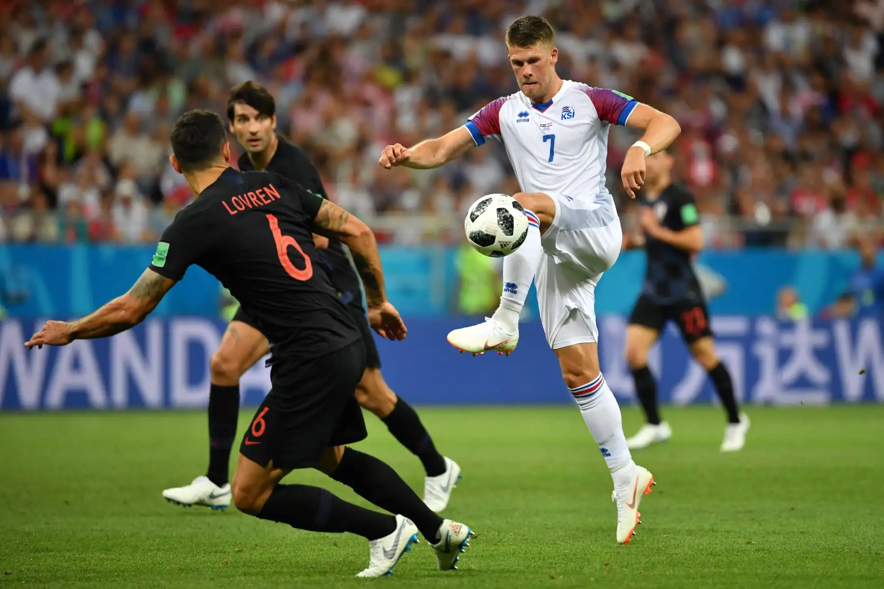 El defensa croata Dejan Lovren (L) compite con el centrocampista islandés Johann Gudmundsson durante el partido de fútbol del Grupo D de la Copa Mundial Rusia 2018 entre Islandia y Croacia en el Rostov Arena en Rostov-On-Don el 26 de junio de 2018. / AFP