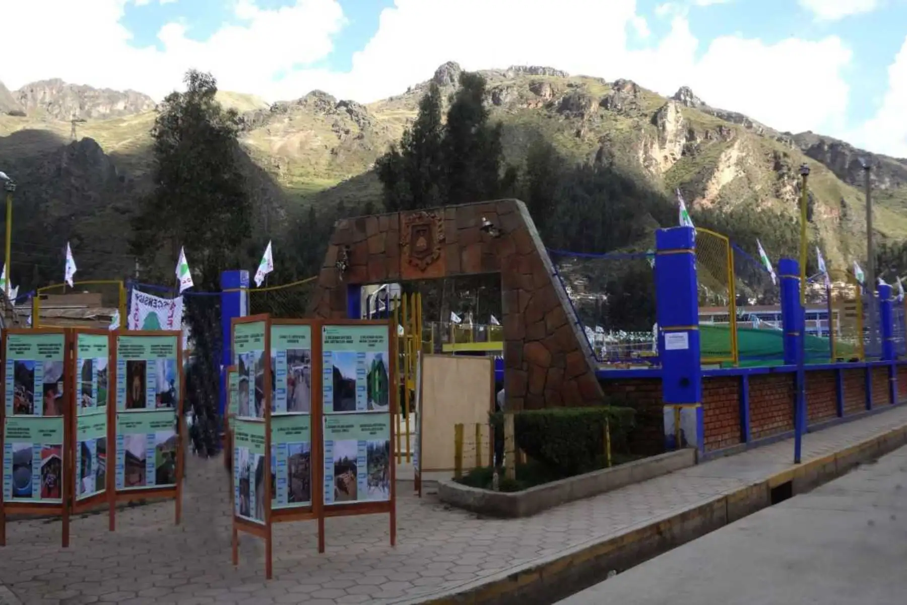 La Contraloría General de la República emitió un Informe de Alerta de Control N° 006-2018-CG/COREHV/5318-ALC donde se detalla el uso indebido del Complejo Deportivo Santa Rosa-Caballo Pampa, de propiedad de la municipalidad distrital de Ascensión, provincia de Huancavelica, para fines de propaganda electoral.