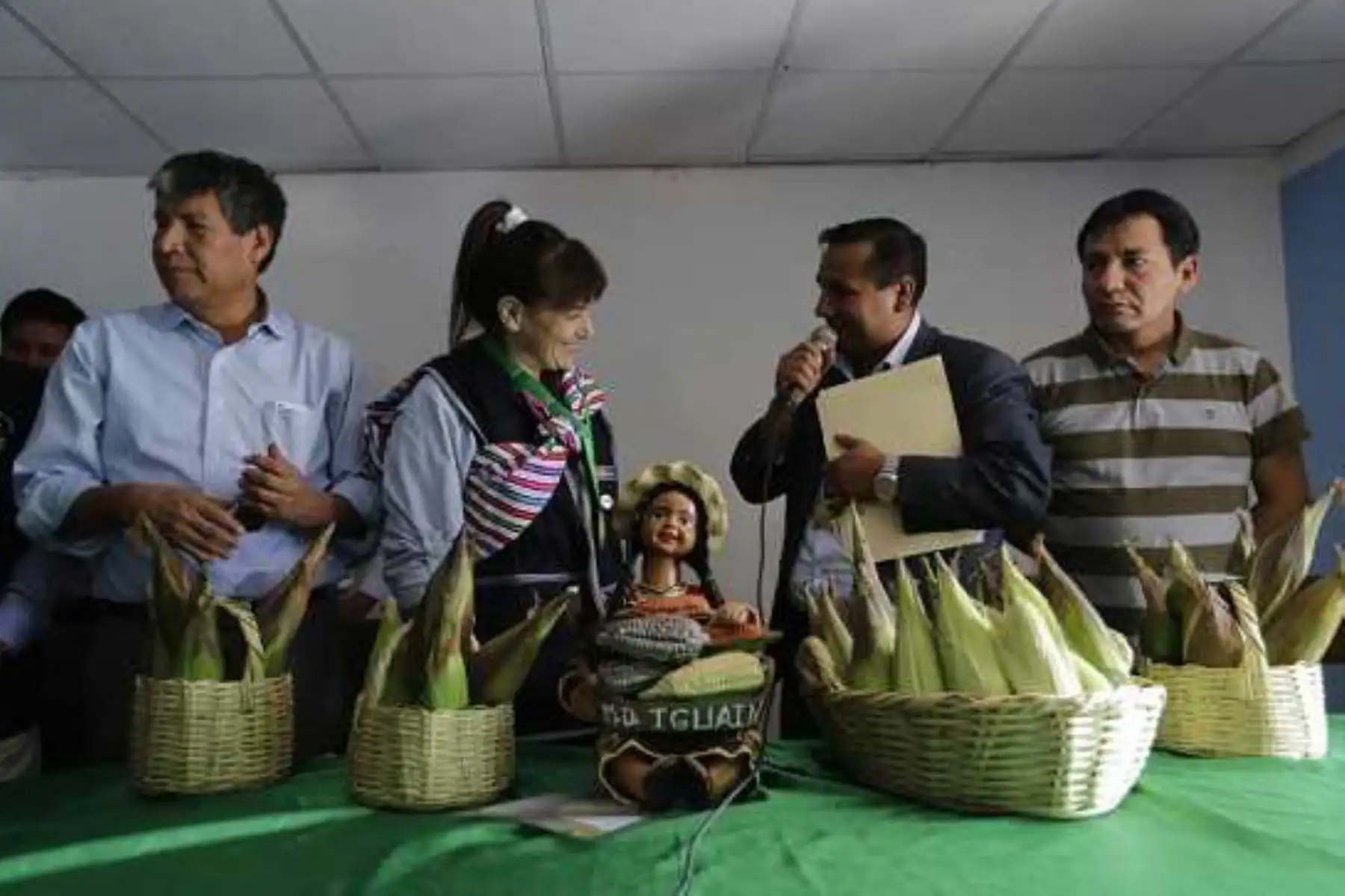 El trabajo comprometido de las autoridades del distrito de Iguaín, en la provincia de Huanta, en Ayacucho, ha permitido reducir la anemia de 65% a 12% en tres años, convirtiéndose en imagen y ejemplo para el país en la lucha contra este flagelo, destacó la ministra de Salud, Silvia Pessah, durante su visita a esta localidad.