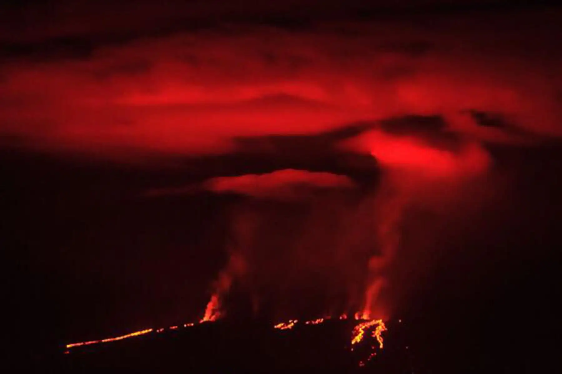 Imagen de folleto publicado por el Parque Nacional Galápagos que muestra la erupción del volcán Wolf en la isla Isabela, Galápagos, Ecuador.Foto: AFP