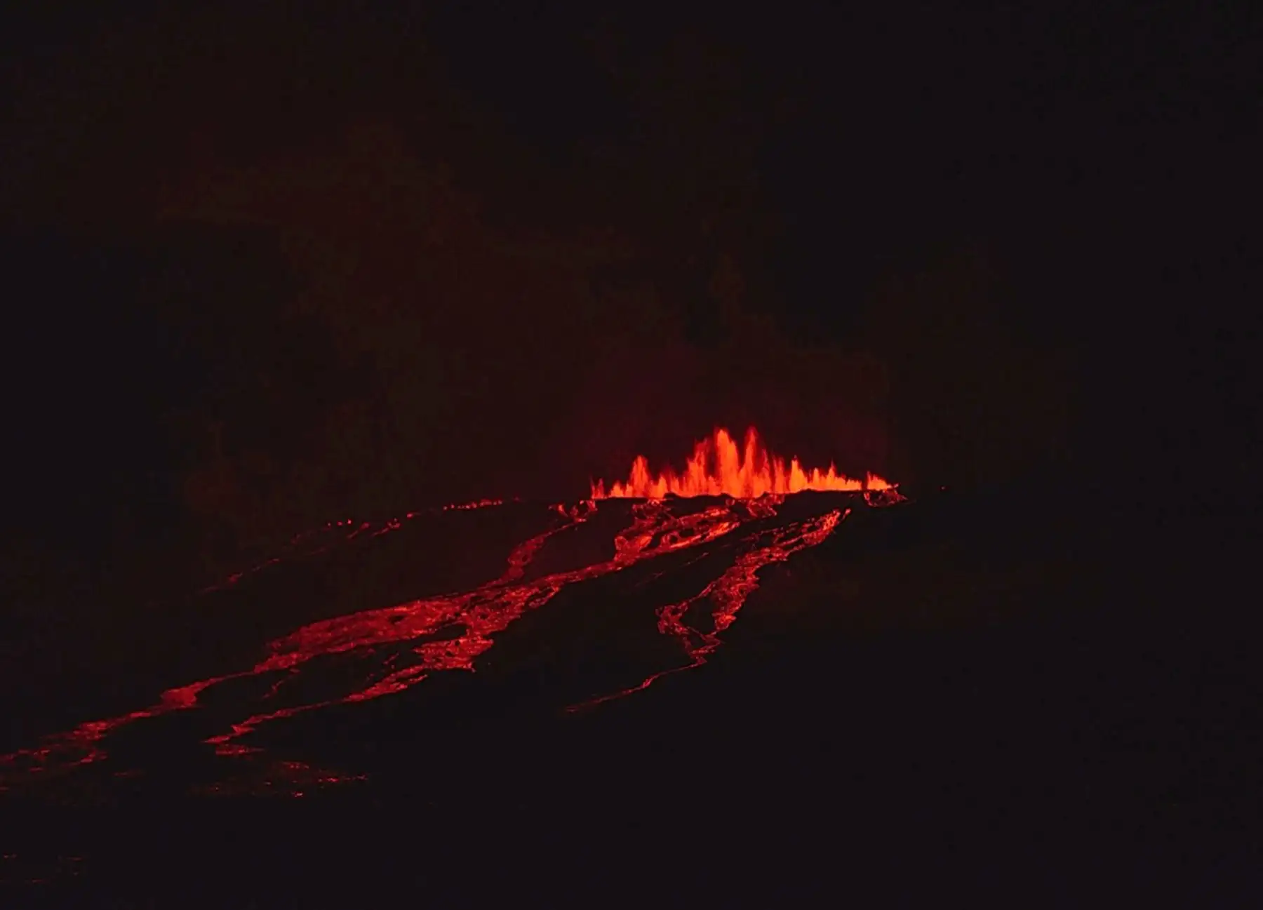 Imagen de folleto publicado por el Parque Nacional Galápagos que muestra la erupción del volcán Wolf en la isla Isabela, Galápagos, Ecuador.Foto: AFP