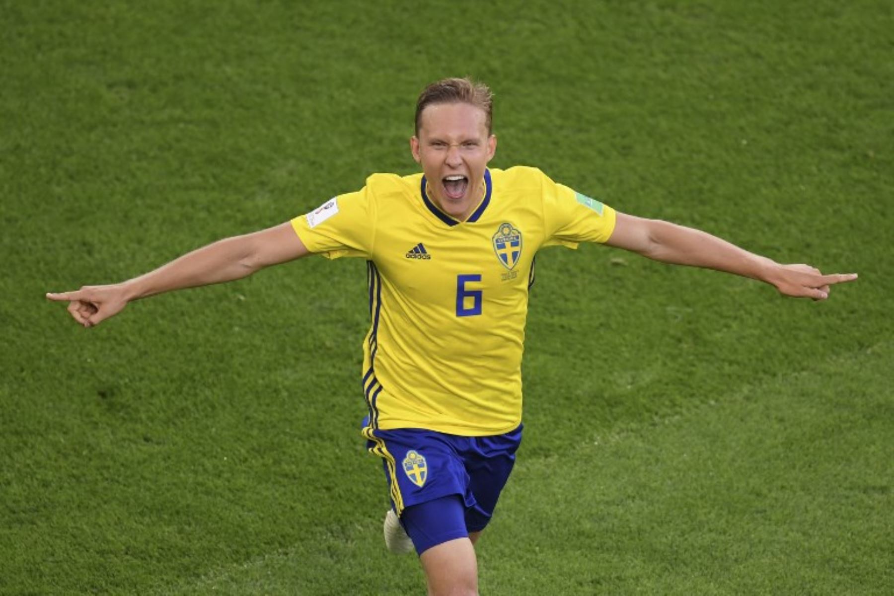 Ludwig Augustinsson anota el gol del triunfo para Suecia