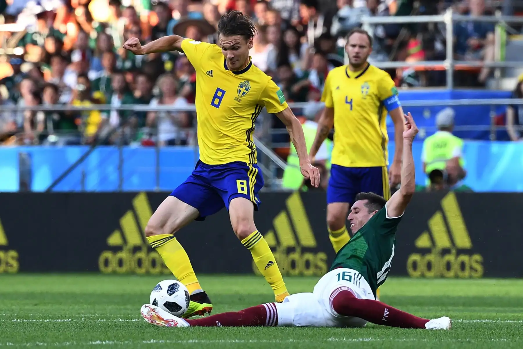 El centrocampista sueco Albin Ekdal y el mediocampista mexicano Héctor Herrera compiten por el balón durante el partido de fútbol del grupo F de la Copa Mundial de Rusia 2018 entre México y Suecia en el Ekaterinburg Arena, el 27 de junio del 2018. Foto: AFP.