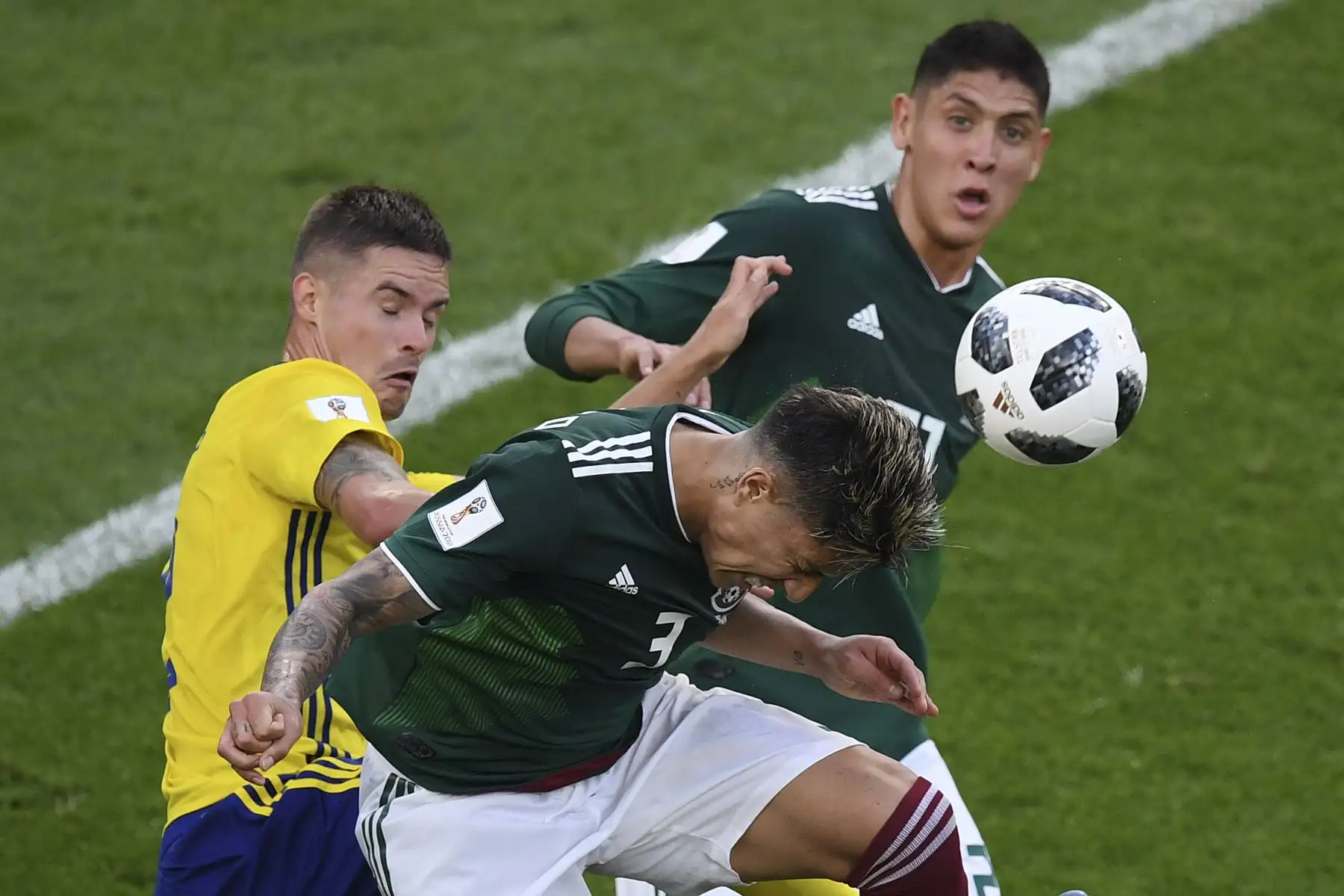 El defensor mexicano Carlos Salcedo, el defensor mexicano Edson Álvarez y el defensa sueco Mikael Lustig compiten por el balón durante el partido de fútbol del grupo F de la Copa Mundial de Rusia 2018 entre México y Suecia en el Ekaterinburg Arena, el 27 de junio del 2018. Foto: AFP.