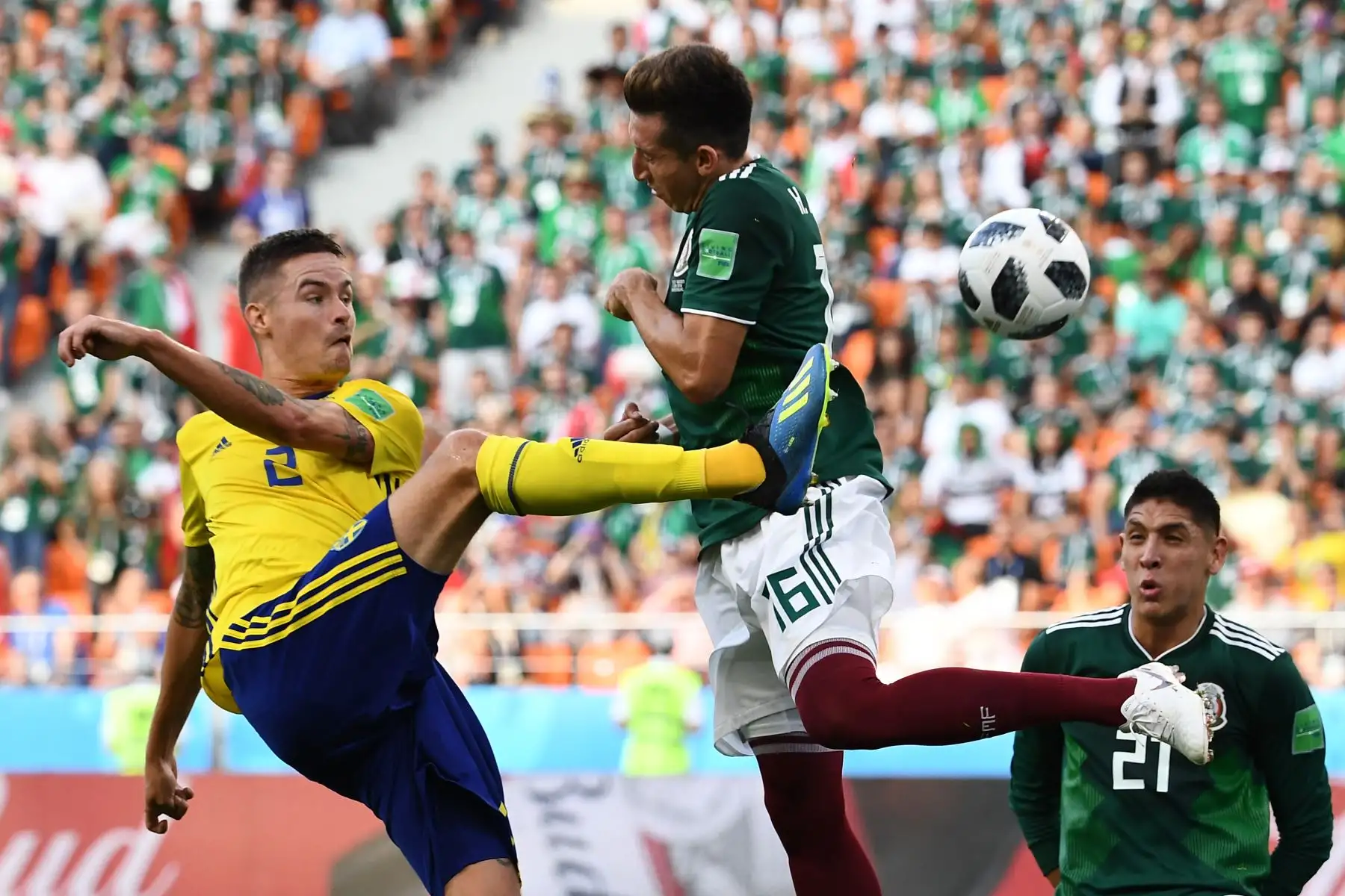 El defensa sueco Mikael Lustig y el mediocampista mexicano Héctor Herrera compiten por el balón junto al defensor mexicano Edson Álvarez durante el partido de fútbol del grupo F de la Copa Mundial de Rusia 2018 entre México y Suecia en el Ekaterinburg Arena, el 27 de junio del 2018. Foto: AFP.