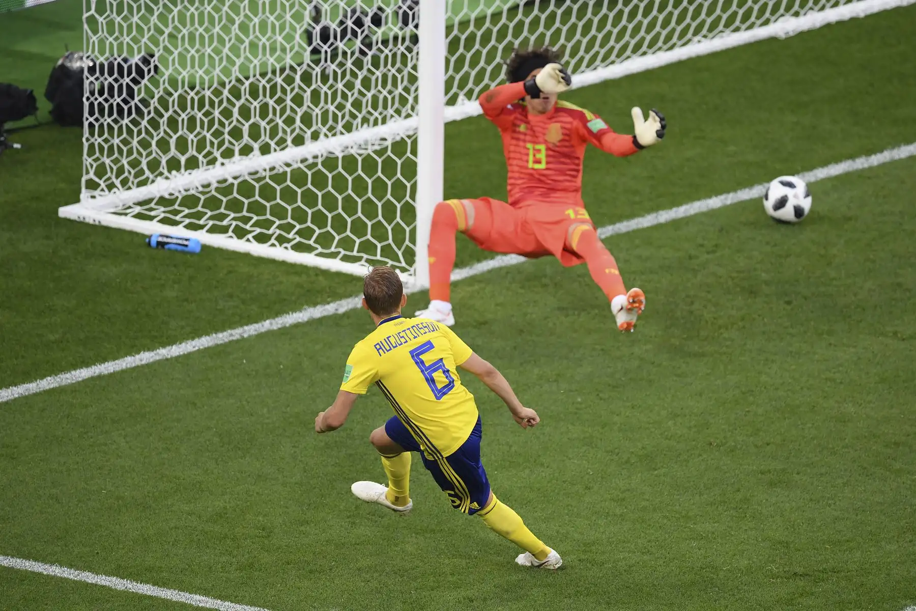 El defensor sueco Ludwig Augustinsson anota el gol de apertura al portero mexicano Guillermo Ochoa durante el partido de fútbol del grupo F de la Copa Mundial de Rusia 2018 entre México y Suecia en el Ekaterinburg Arena, el 27 de junio del 2018. Foto: AFP.