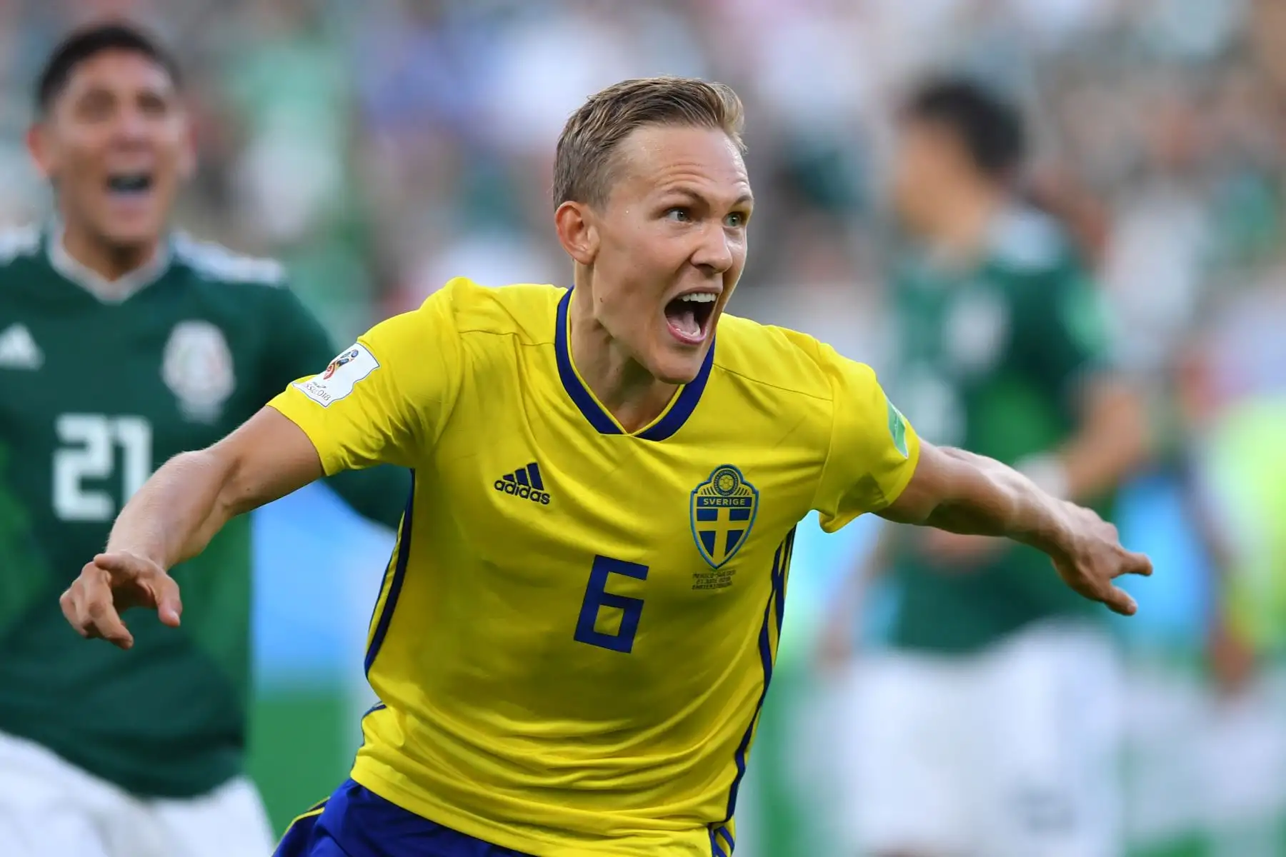 El defensa sueco Ludwig Augustinsson celebra después de anotar el gol de apertura durante el partido de fútbol del grupo F de la Copa Mundial de Rusia 2018 entre México y Suecia en el Ekaterinburg Arena, el 27 de junio del 2018. Foto: AFP.