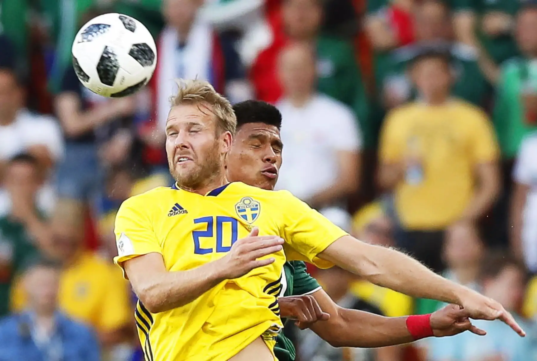 Ola Toivonen, of Sweden, in action against Jesus Gallardo (back) of Mexico during the FIFA World Cup 2018 group F preliminary round soccer match between Mexico and Sweden in Ekaterinburg, Russia, 27 June 2018.
Foto: EFE