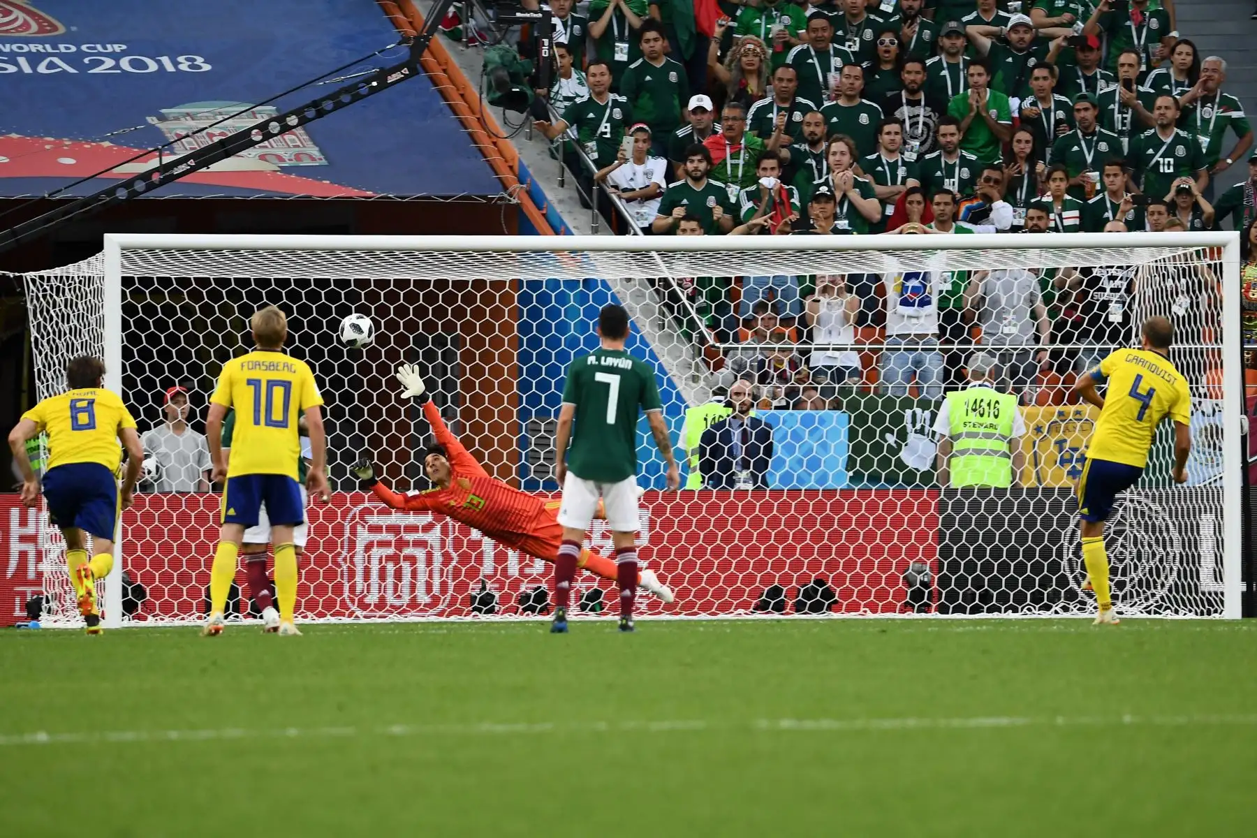 El defensa sueco Andreas Granqvist anota un penalti durante el partido de fútbol del grupo F de la Copa Mundial de Rusia 2018 entre México y Suecia en el Ekaterinburg Arena, el 27 de junio del 2018. Foto: AFP.