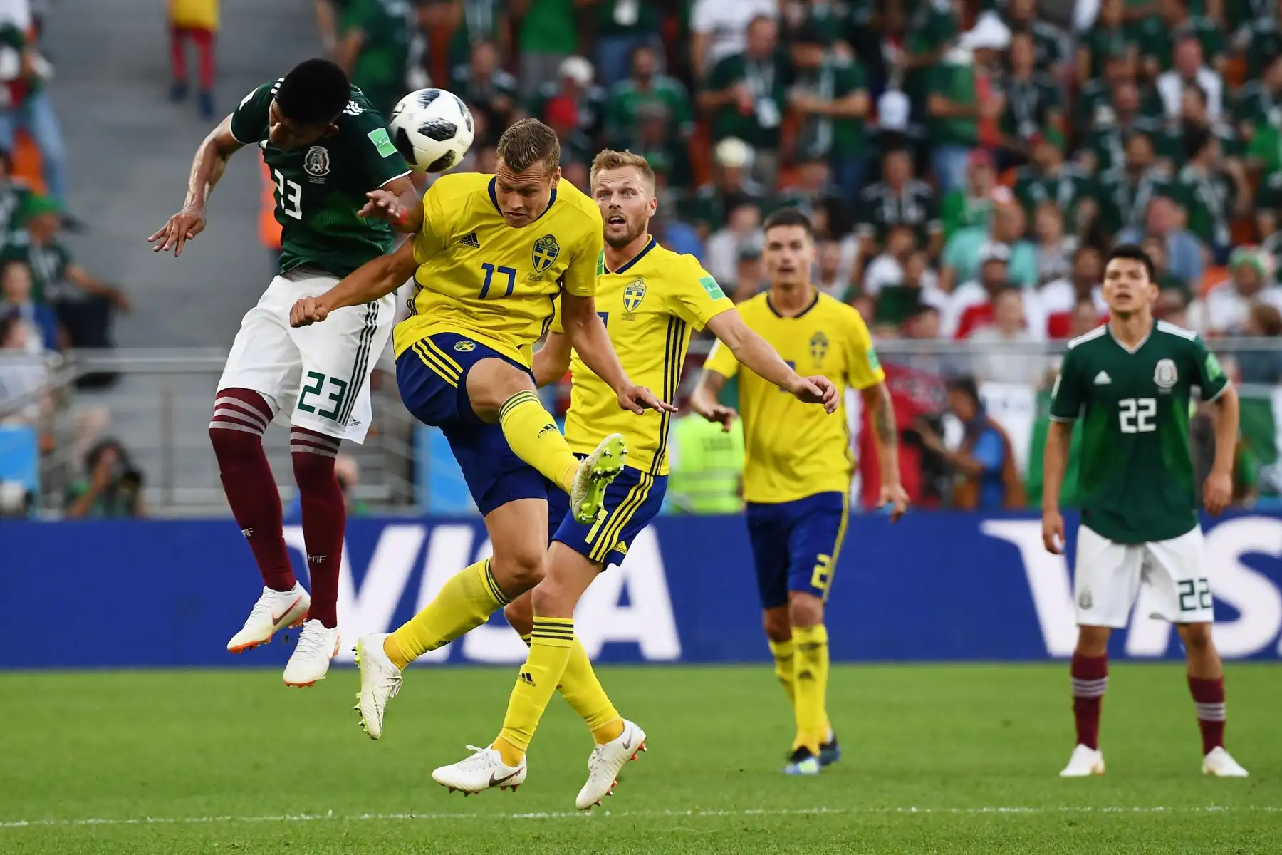 El defensa mexicano Jesús Gallardo y el mediocampista sueco Viktor Claesson compiten por el balón durante el partido de fútbol del grupo F de la Copa Mundial de Rusia 2018 entre México y Suecia en el Ekaterinburg Arena, el 27 de junio del 2018. Foto: AFP.
