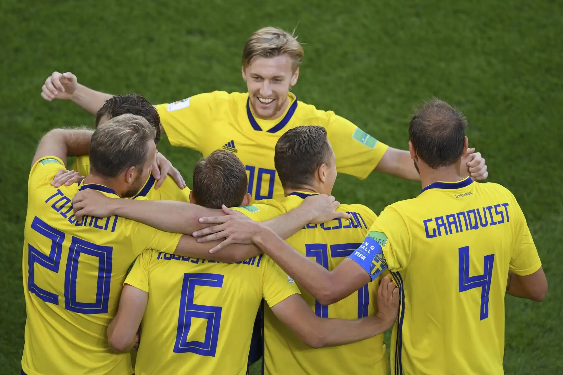 El defensa sueco Ludwig Augustinsson celebra el gol de apertura con sus compañeros durante el partido de fútbol del grupo F de la Copa Mundial de Rusia 2018 entre México y Suecia en el Ekaterinburg Arena, el 27 de junio del 2018. Foto: AFP.