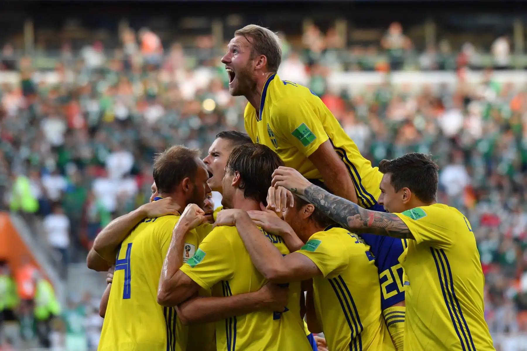 El defensor sueco Andreas Granqvist celebra con sus compañeros después de anotar un penal durante el partido de fútbol del grupo F de la Copa Mundial de Rusia 2018 entre México y Suecia en el Ekaterinburg Arena, el 27 de junio del 2018. Foto: AFP.