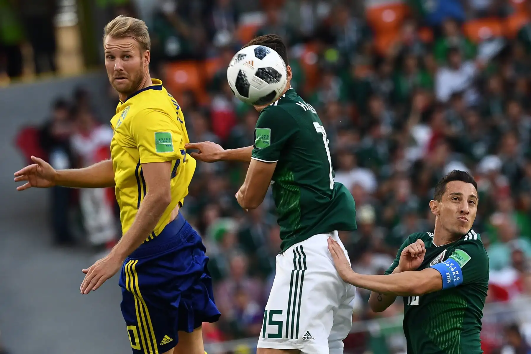 Ola Toivonen, de Suecia; el defensor mexicano Héctor Moreno y el centrocampista mexicano Andrés Guardado en acción, durante el partido de fútbol del grupo F de la Copa Mundial de Rusia 2018 entre México y Suecia en el Ekaterinburg Arena, el 27 de junio del 2018. Foto: AFP.
