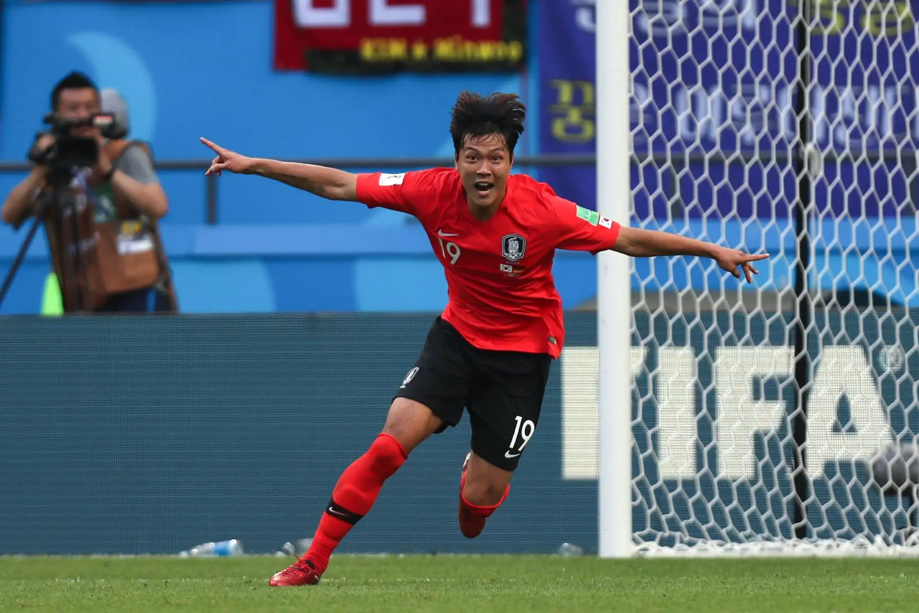 El defensor surcoreano Kim Young-gwon corre para celebrar su gol durante el partido de fútbol del Grupo F de la Copa Mundial Rusia 2018 entre Corea del Sur y Alemania en el Kazan Arena, el 27 de junio del 2018. Foto: AFP.