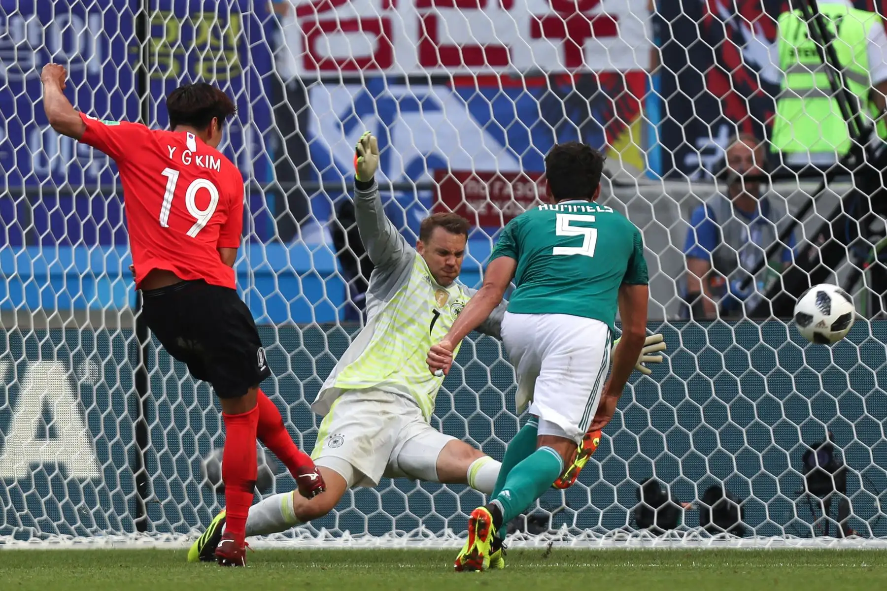 El defensa surcoreano Kim Young-gwon dispara para anotar al portero alemán Manuel Neuer, durante el partido de fútbol del grupo F de la Copa Mundial de Rusia 2018 entre Corea del Sur y Alemania en el Kazan Arena, 27 de junio del 2018. Foto: AFP.