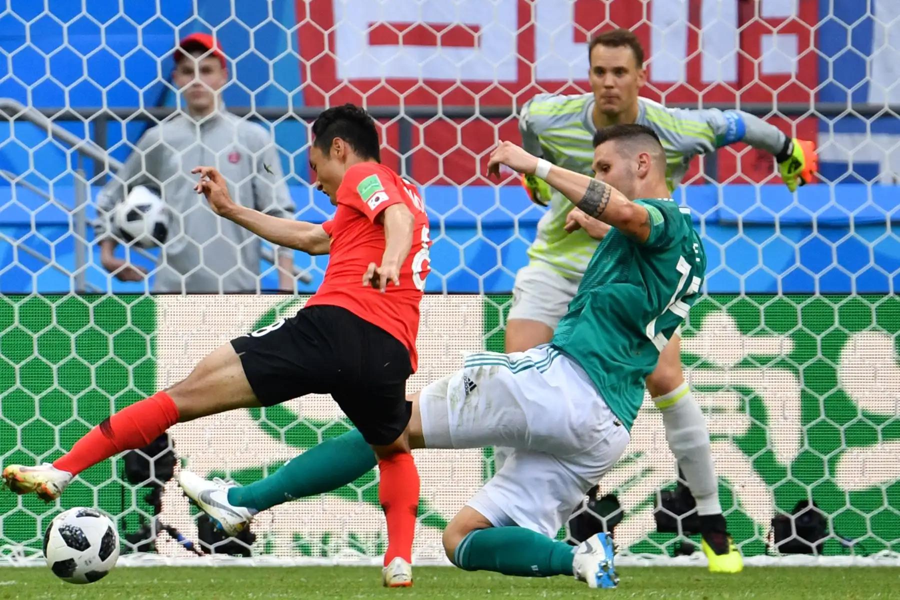 El mediocampista surcoreano Moon Seon-min compite por el balón con el defensa alemán Niklas Suele, durante el partido de fútbol del grupo F de la Copa Mundial de Rusia 2018 entre Corea del Sur y Alemania en el Kazan Arena, el 27 de junio del 2018. Foto: AFP.