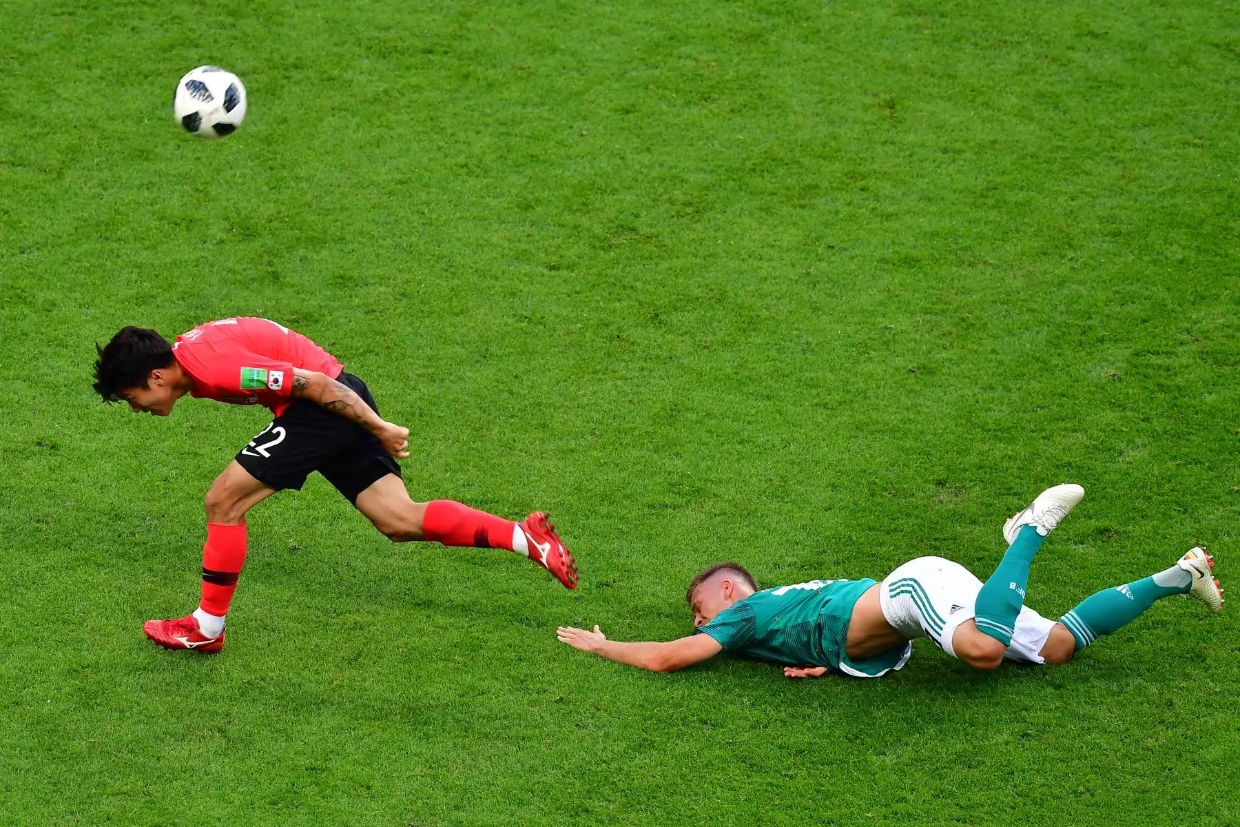 El defensor surcoreano Go Yo-han compite por el balón con el defensor alemán Joshua Kimmich, durante el partido de fútbol del grupo F de la Copa Mundial de Rusia 2018 entre Corea del Sur y Alemania en el Kazan Arena, el 27 de junio del 2018. Foto: AFP.