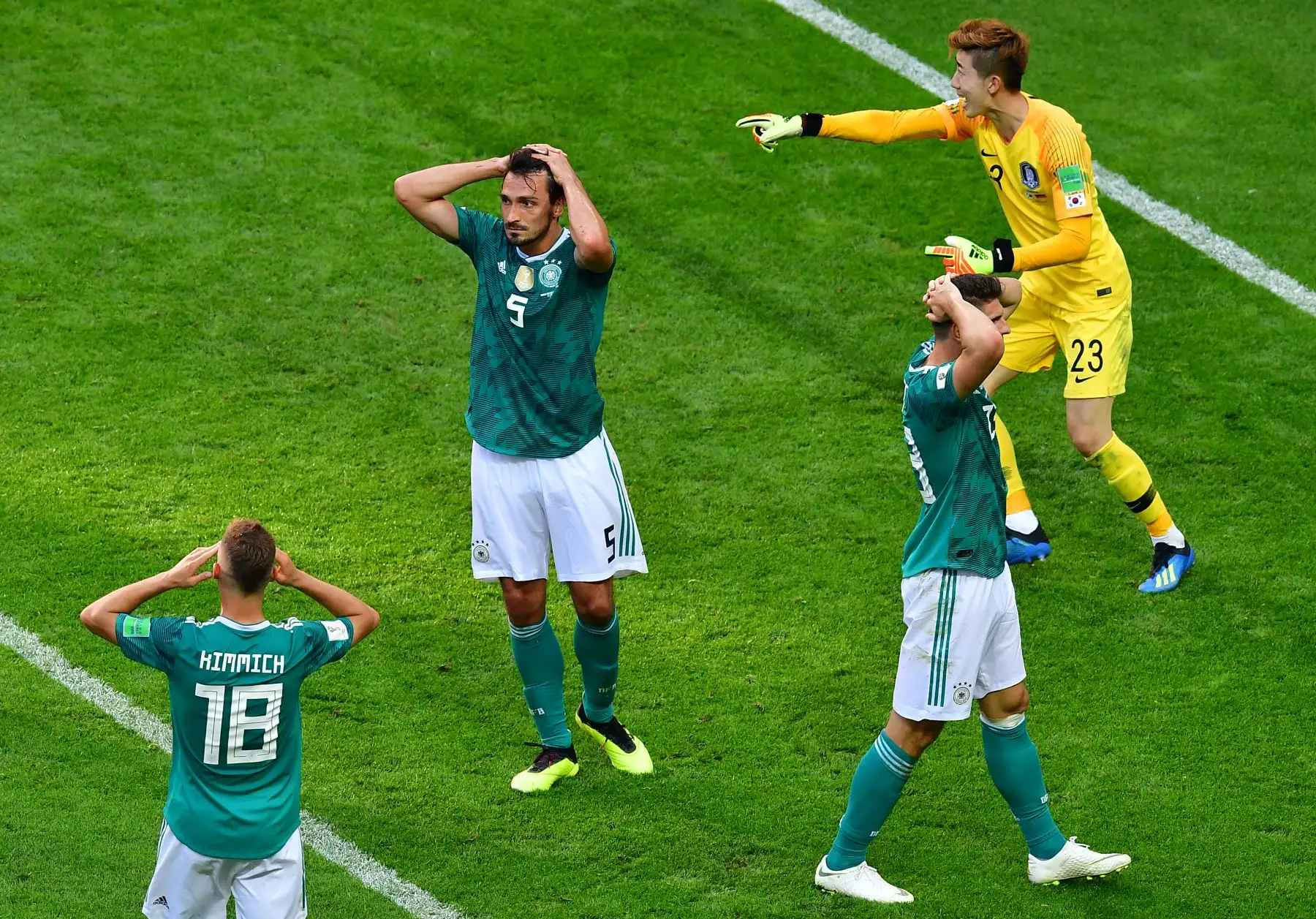 El portero surcoreano Cho Hyun-woo habla con sus compañeros durante el partido de fútbol del grupo F de la Copa Mundial de Rusia 2018 entre Corea del Sur y Alemania en el Kazan Arena, el 27 de junio del 2018. Foto: AFP.
