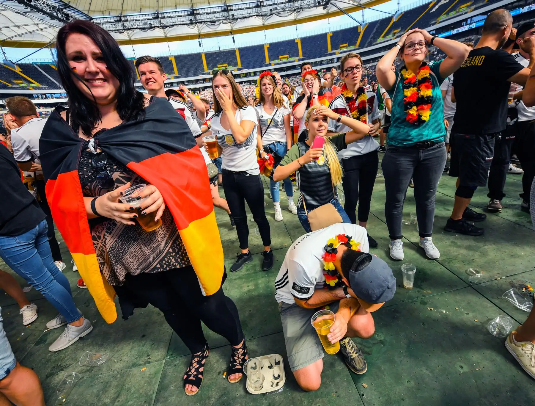 Los partidarios del equipo nacional de fútbol alemán se muestran desolados mientras asisten a un evento público en el estadio Commerzbank Arena, en Frankfurt am Main, Alemania Occidental, para ver el partido de fútbol del grupo F de la Copa Mundial de Rusia 2018 entre Corea del Sur y Alemania, el 27 de junio del 2018. Foto: AFP.