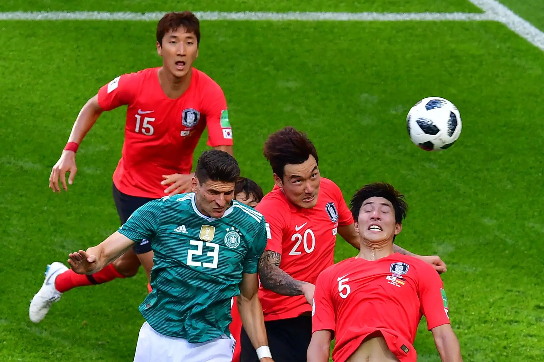 El delantero alemán Mario Gómez compite el cabeceo con el defensa surcoreano Jang Hyun-soo, durante el partido de fútbol del grupo F de la Copa Mundial de Rusia 2018 entre Corea del Sur y Alemania en el Kazan Arena, el 27 de junio del 2018. Foto: AFP.
