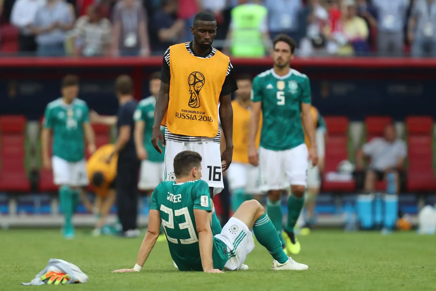 Los jugadores de Alemania desalentados al final del partido de fútbol del grupo F de la Copa Mundial de Rusia 2018 entre Corea del Sur y Alemania en el Kazan Arena, el 27 de junio del 2018.
Alemania ha sido eliminada de un Mundial en la primera ronda por primera vez desde la Segunda Guerra Mundial, ya que los titulares fueron eliminados en la fase de grupos por cuarta vez en este siglo. Foto: AFP.