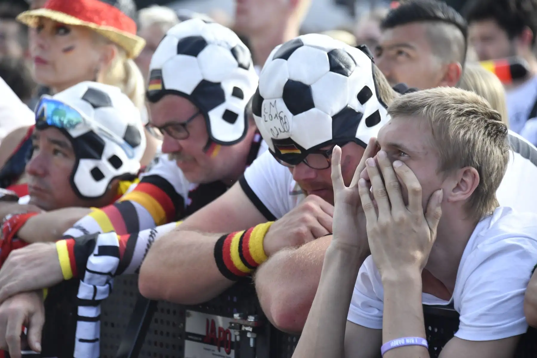 Los partidarios del equipo nacional de fútbol alemán reaccionan incrédulos mientras asisten a un evento público en el Fanmeile de Berlín para ver el partido de fútbol del Grupo F de la Copa Mundial Rusia 2018 entre Corea del Sur y Alemania, el 27 de junio del 2018. Foto: AFP.