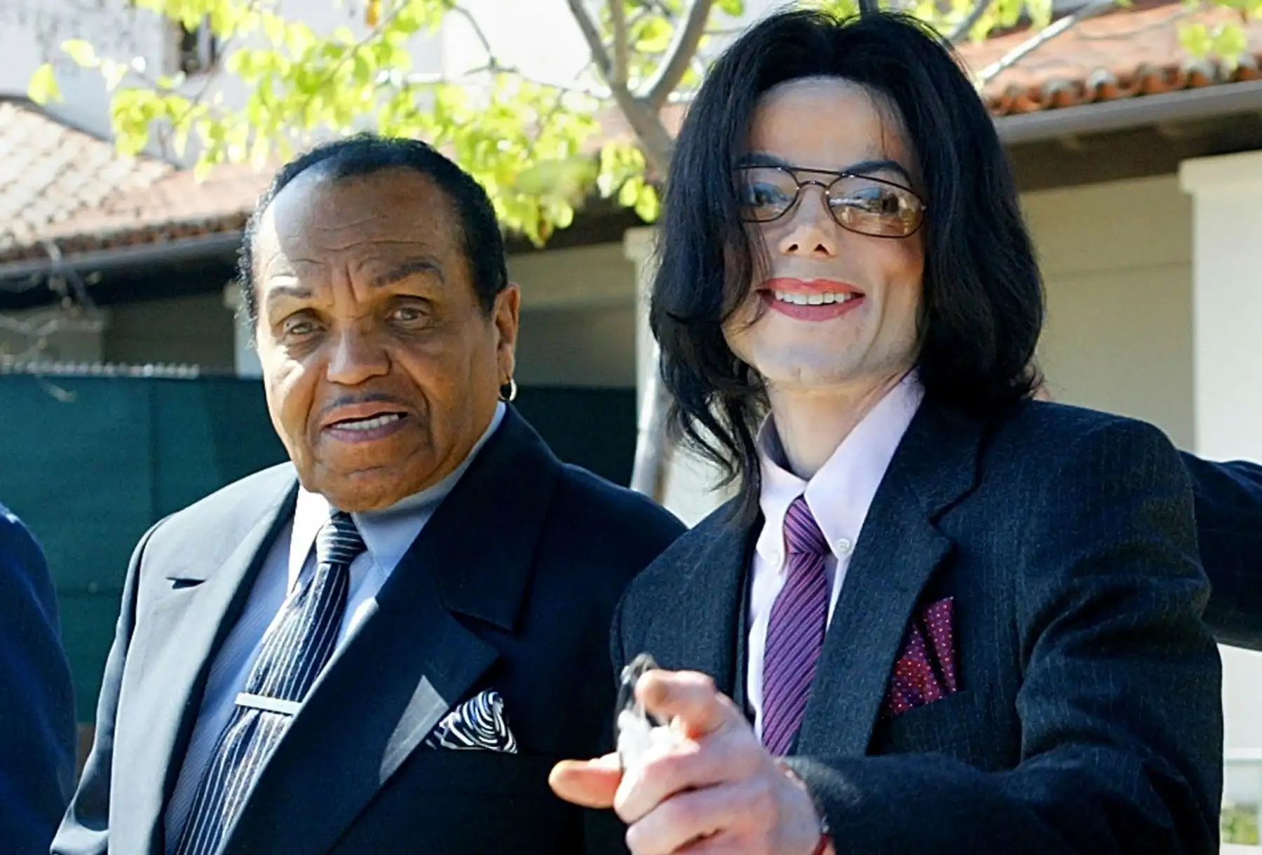 ARCHIVOS) En esta foto de archivo tomada el 8 de marzo de 2005, el cantante Michael Jackson (R) hace un gesto mientras él y su padre, Joseph Jackson, abandonan el Tribunal Superior de Santa María durante la segunda semana del juicio por abuso sexual de Michael en Santa María, California. Joe Jackson, el padre de Michael Jackson, que creó la familia de la música Jackson 5 con voluntad de hierro, murió el 27 de junio de 2018, según los informes. Tenía 89 años. AFP