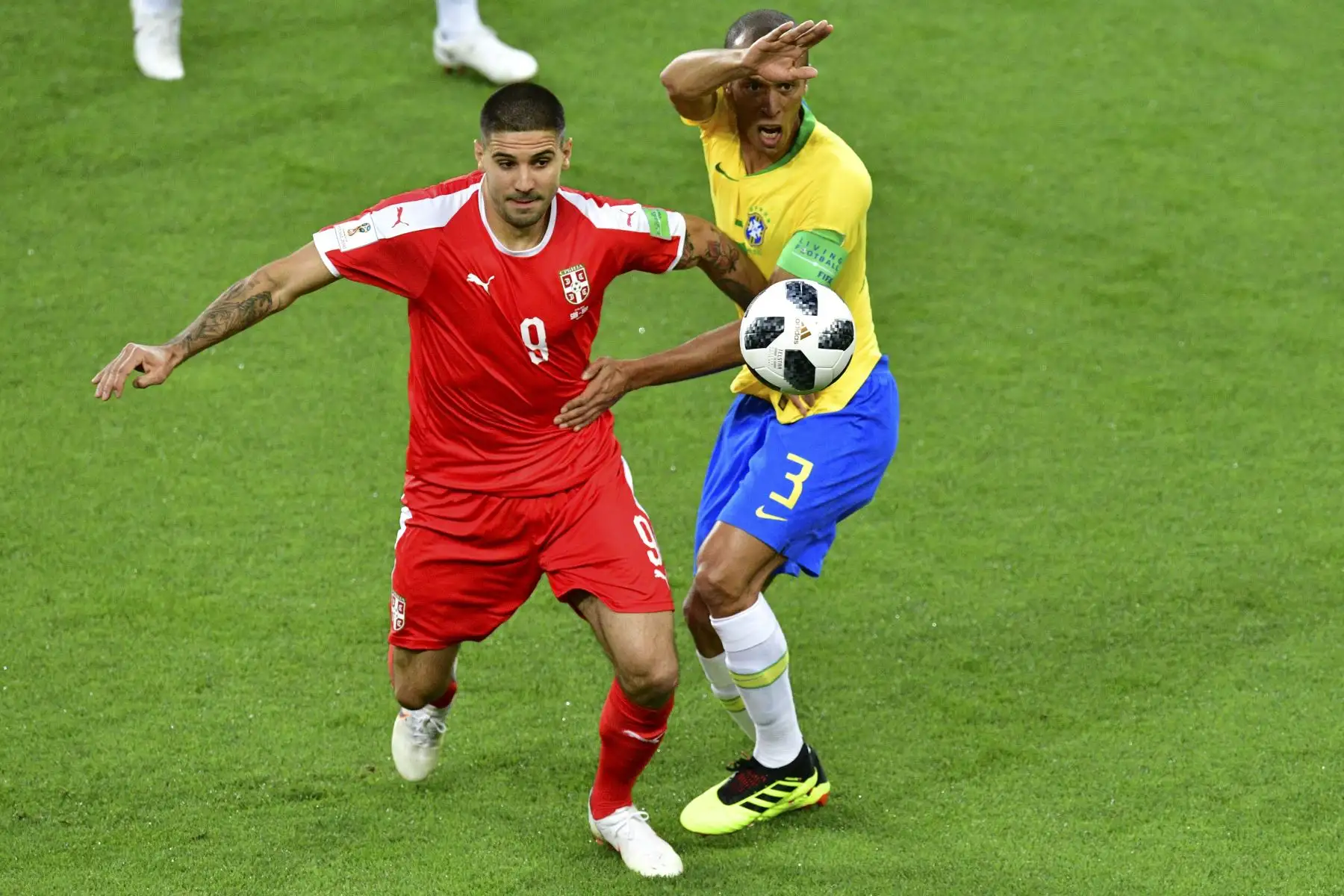 El alero serbio Aleksandar Mitrovic (R) encabeza el balón detrás del centrocampista brasileño Casemiro durante el partido de fútbol del Grupo E de la Copa Mundial Rusia 2018 entre Serbia y Brasil en el Estadio Spartak de Moscú el 27 de junio de 2018. / AFP