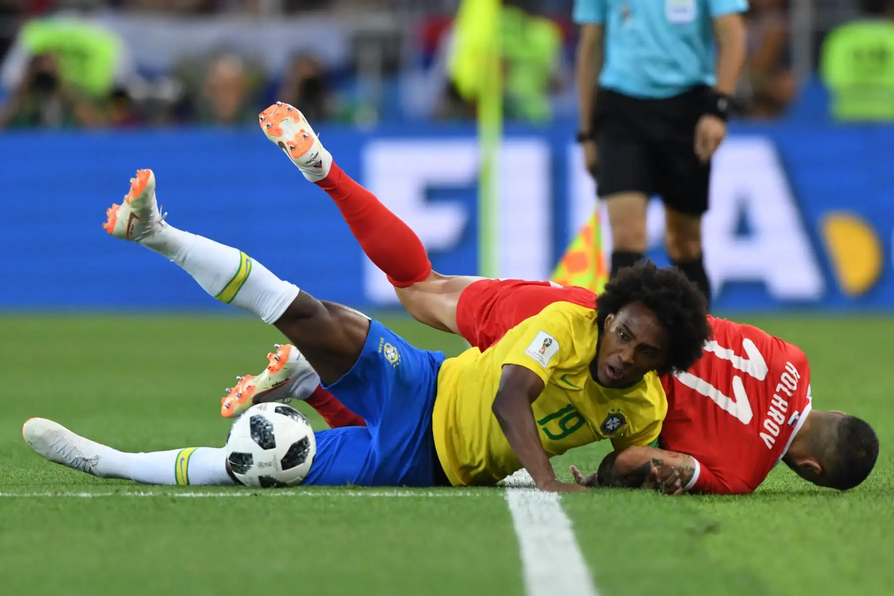 El delantero brasileño Willian (L) compite por el balón con el defensor serbio Aleksandar Kolarov durante el partido de fútbol del Grupo E de la Copa Mundial Rusia 2018 entre Serbia y Brasil en el Estadio Spartak de Moscú el 27 de junio de 2018. / AFP