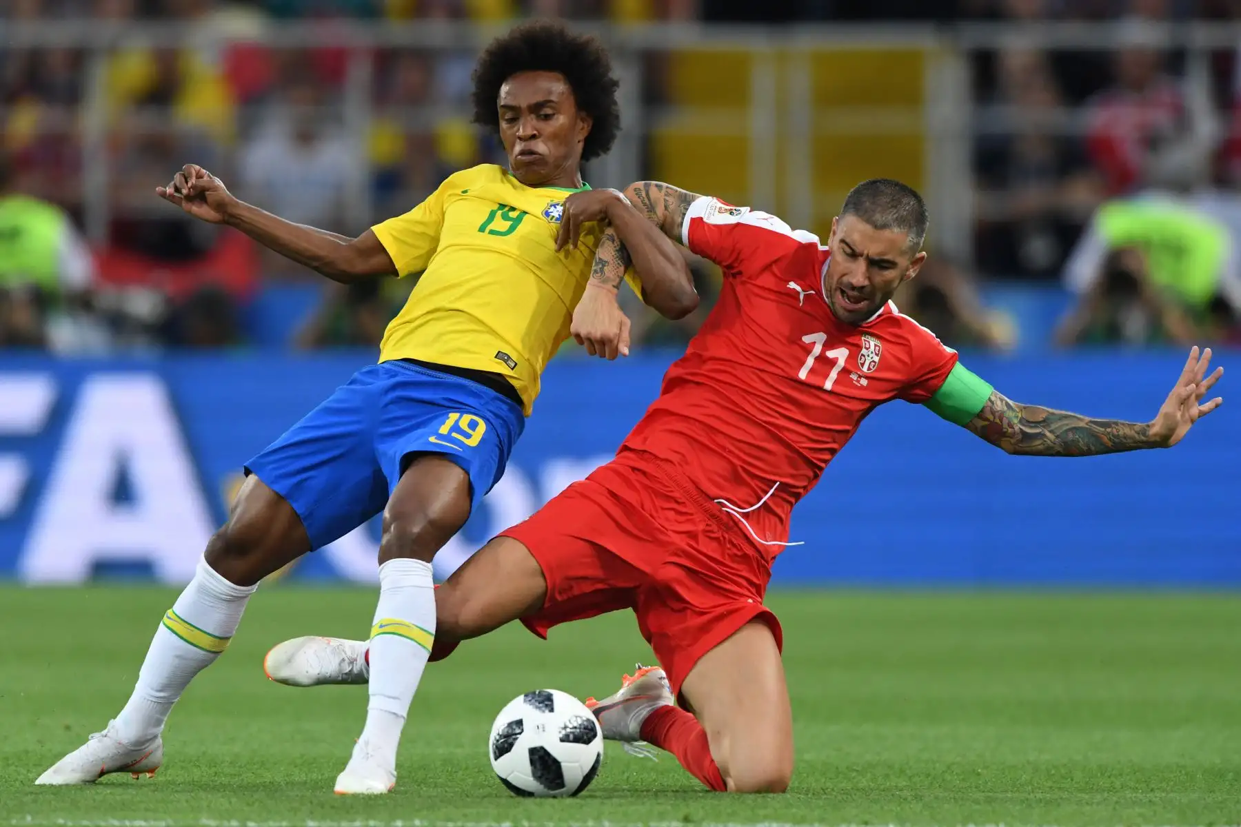El delantero brasileño Willian (L) compite por el balón con el defensor serbio Aleksandar Kolarov durante el partido de fútbol del Grupo E de la Copa Mundial Rusia 2018 entre Serbia y Brasil en el Estadio Spartak de Moscú el 27 de junio de 2018. / AFP