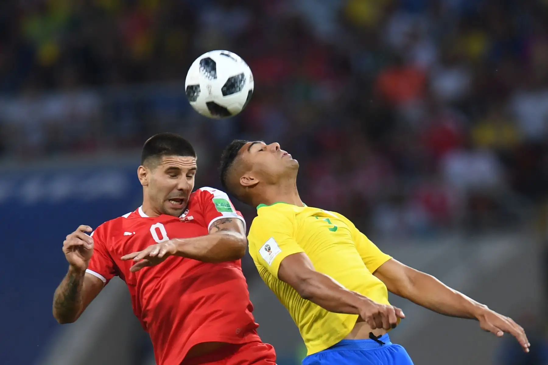 El alero serbio Aleksandar Mitrovic (L) lucha por el balón con el centrocampista brasileño Casemiro durante el partido de fútbol del Grupo E de la Copa Mundial Rusia 2018 entre Serbia y Brasil en el Estadio Spartak de Moscú el 27 de junio de 2018. / AFP