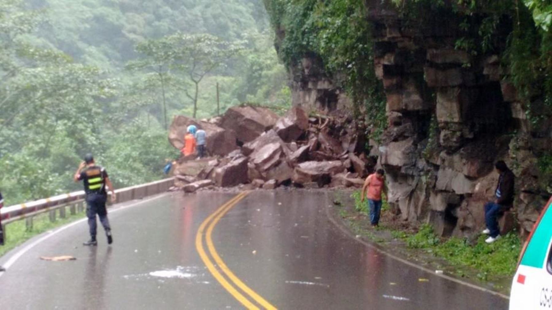 Junín: Provías Nacional trabaja en restablecimiento de vía interrumpida por derrumbe
